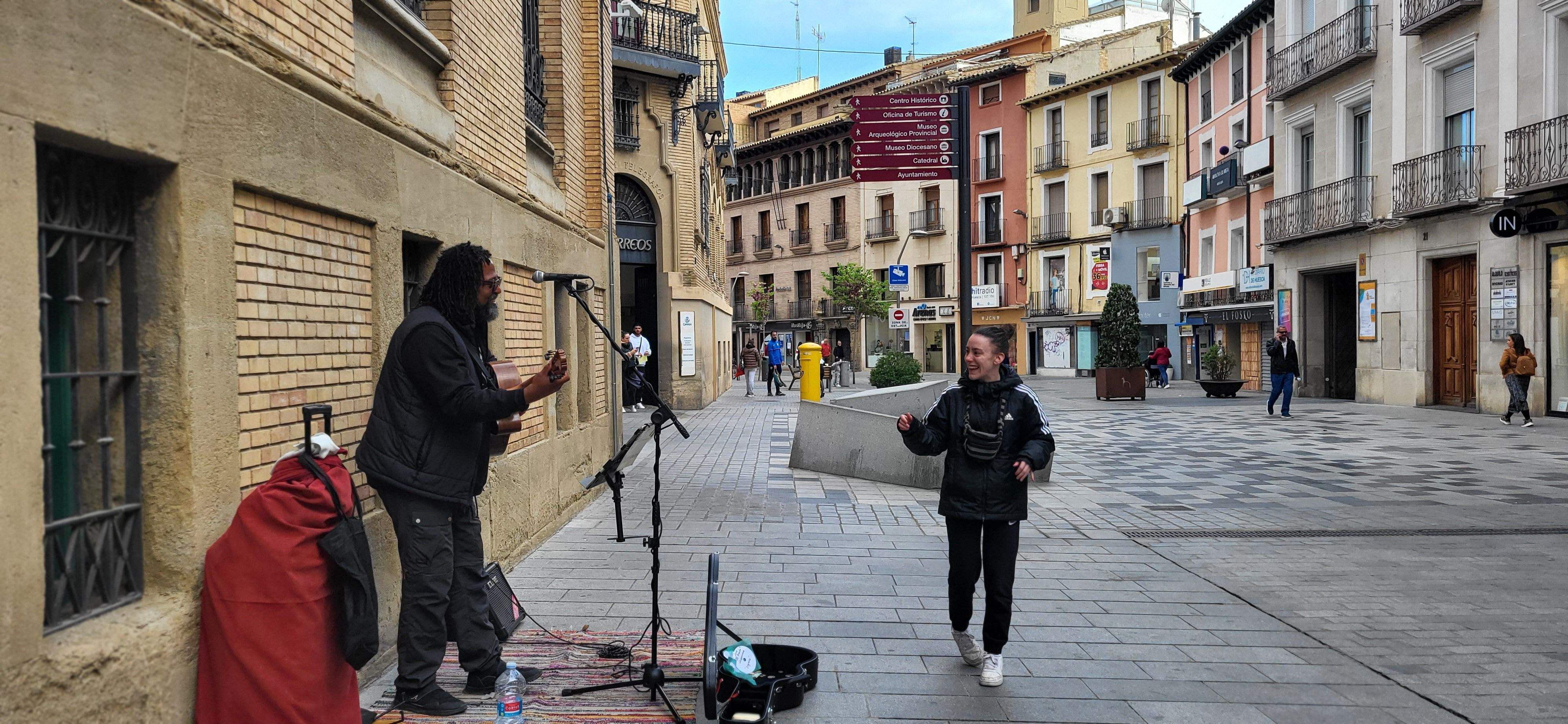 El músico callejero Juan "el bardo" Campoamor tocando en Huesca. Foto Myriam Martínez