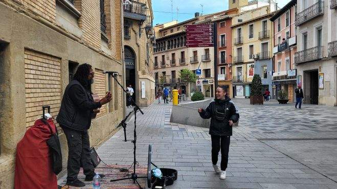 El músico callejero Juan "el bardo" Campoamor tocando en Huesca. Foto Myriam Martínez El músico callejero Juan "el bardo" Campoamor tocando en Huesca. Foto Myriam Martínez