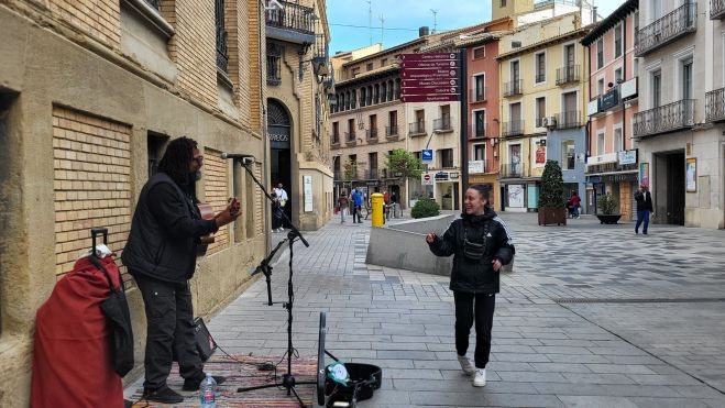 El músico callejero Juan "el bardo" Campoamor tocando en Huesca. Foto Myriam Martínez