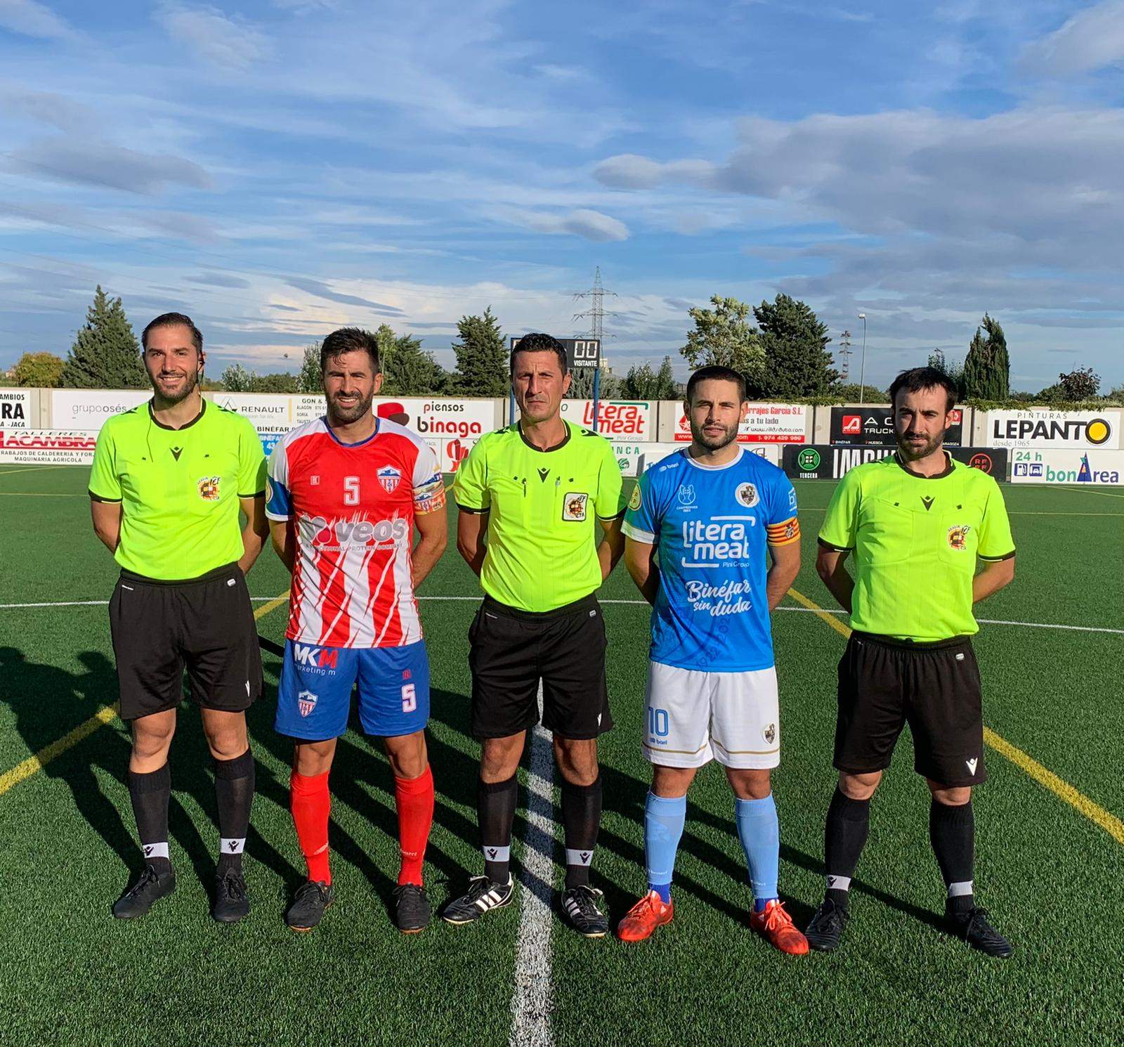 Árbitros y capitanes en Los Olmos de Binéfar.