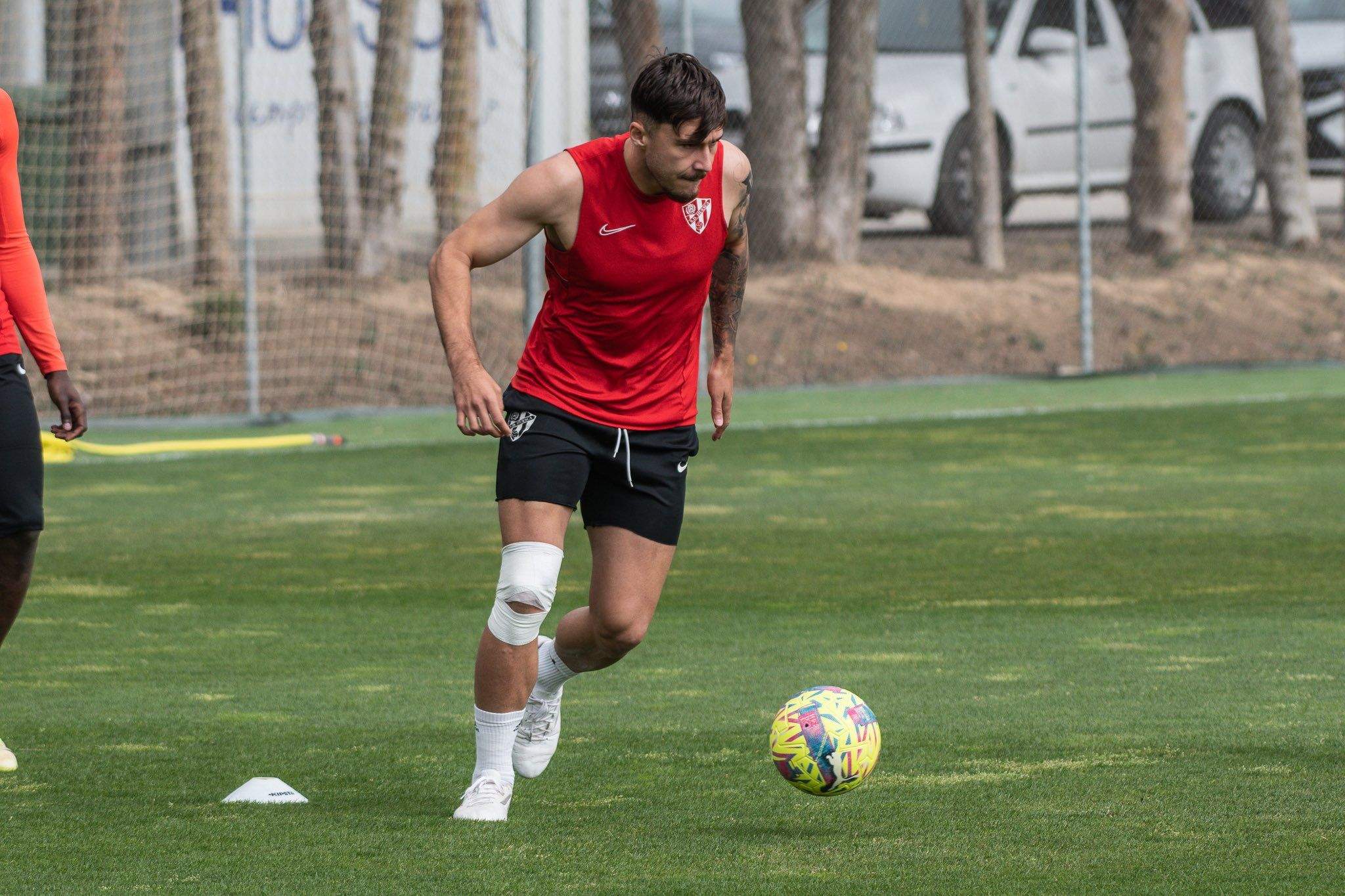 Andrei Ratiu, jugador del Huesca, trabaja en una sesión de entrenamiento. Foto: SD Huesca