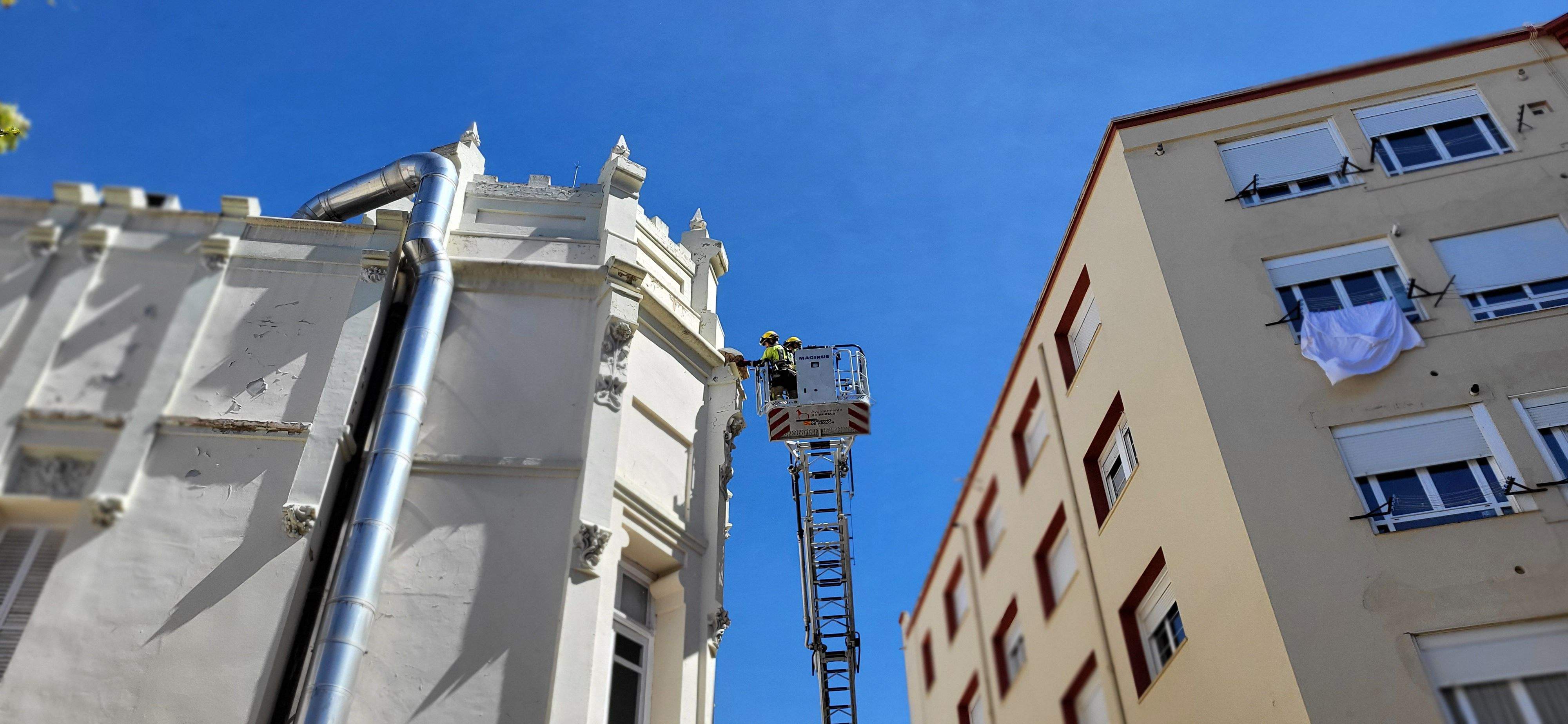 Trabajos de los bomberos en la parte superior de dos torres del Casino de Huesca 