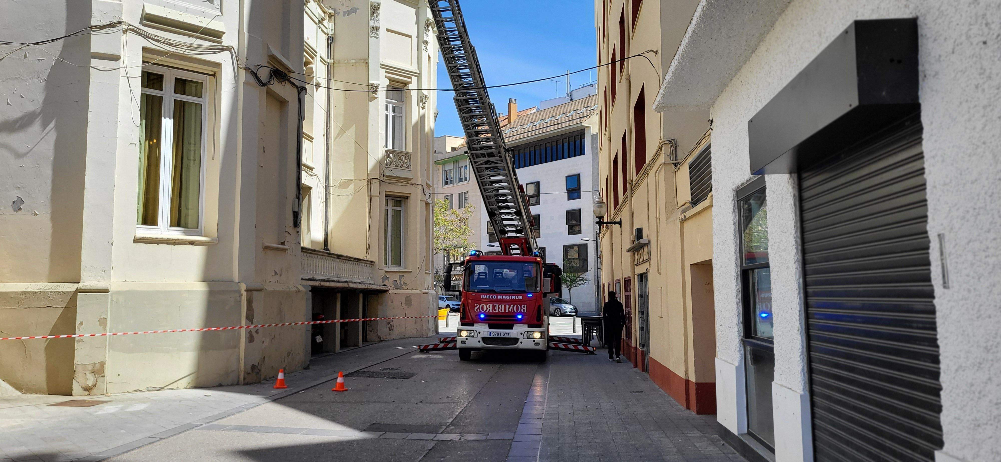 Trabajos de los bomberos en la parte superior de dos torres del Casino de Huesca 