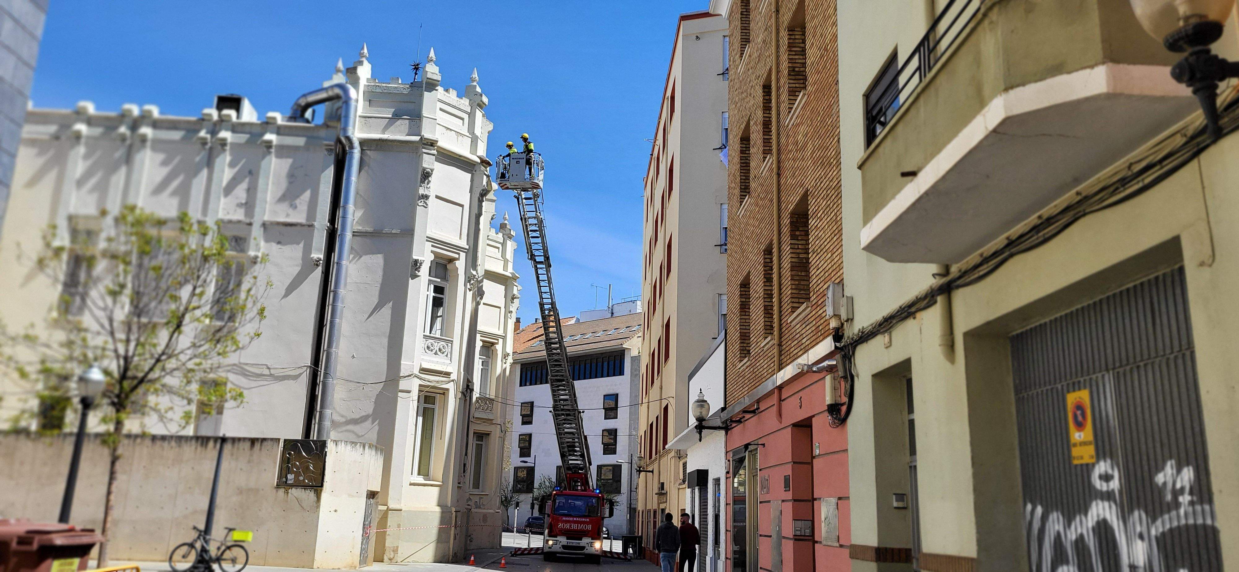 Trabajos de los bomberos en la parte superior de dos torres del Casino de Huesca 