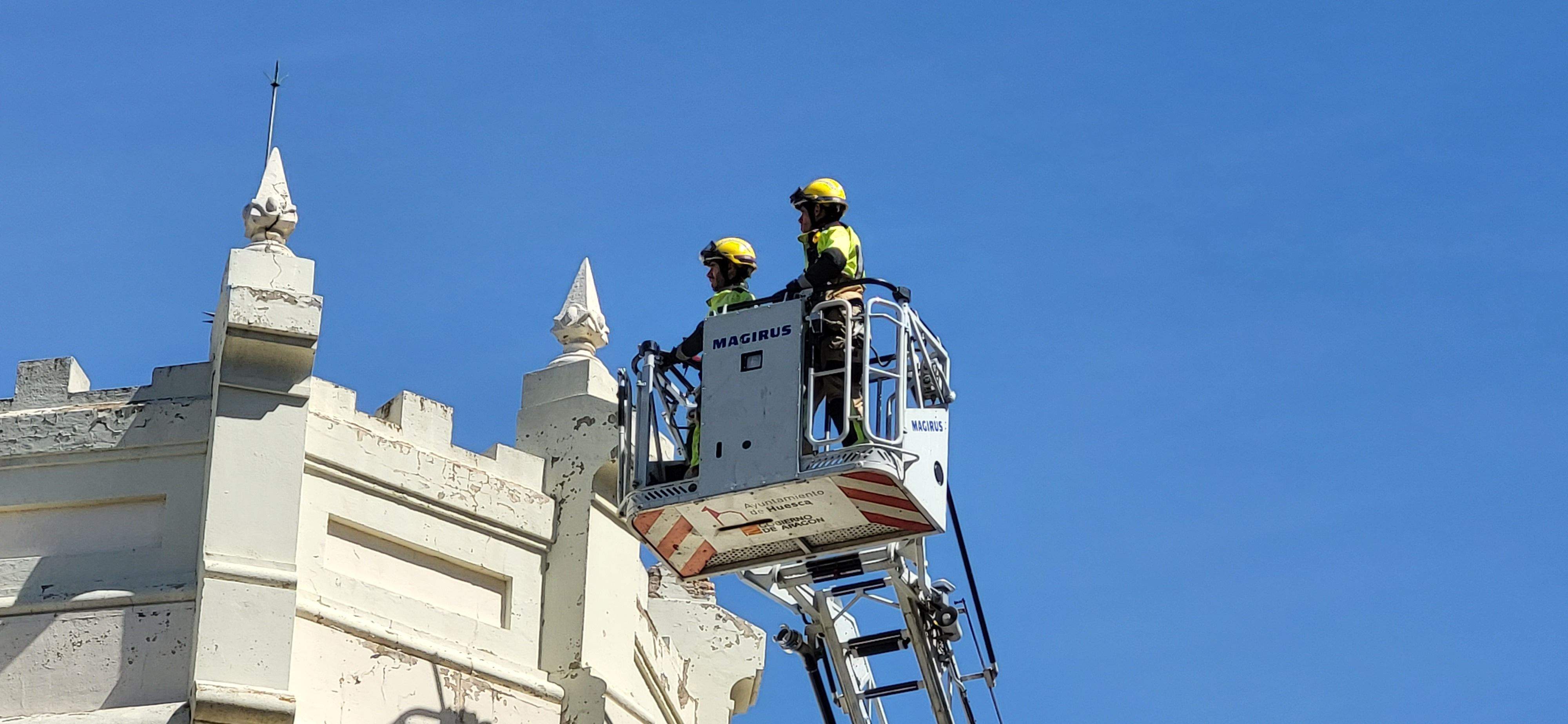 Trabajos de los bomberos en la parte superior de dos torres del Casino de Huesca 