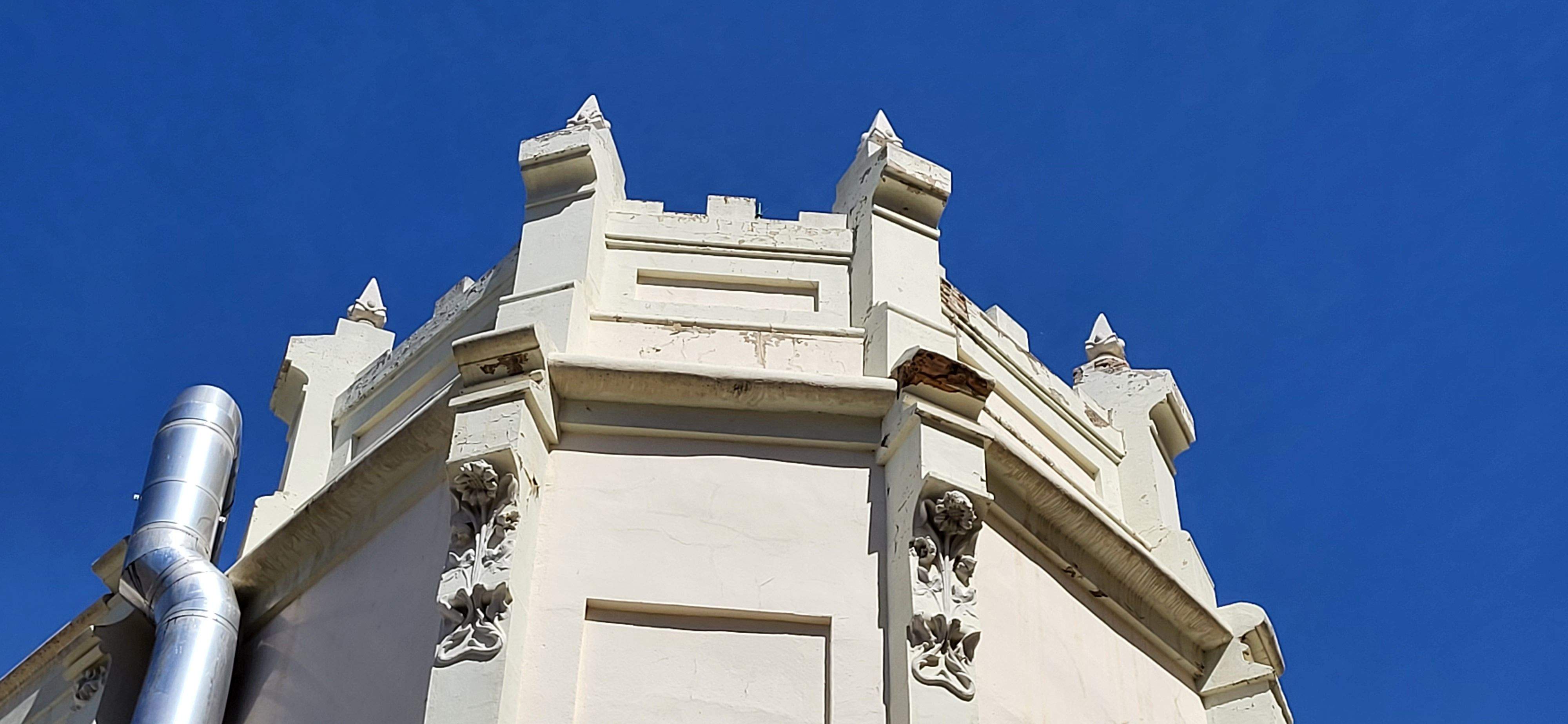 Trabajos de los bomberos en la parte superior de dos torres del Casino de Huesca 