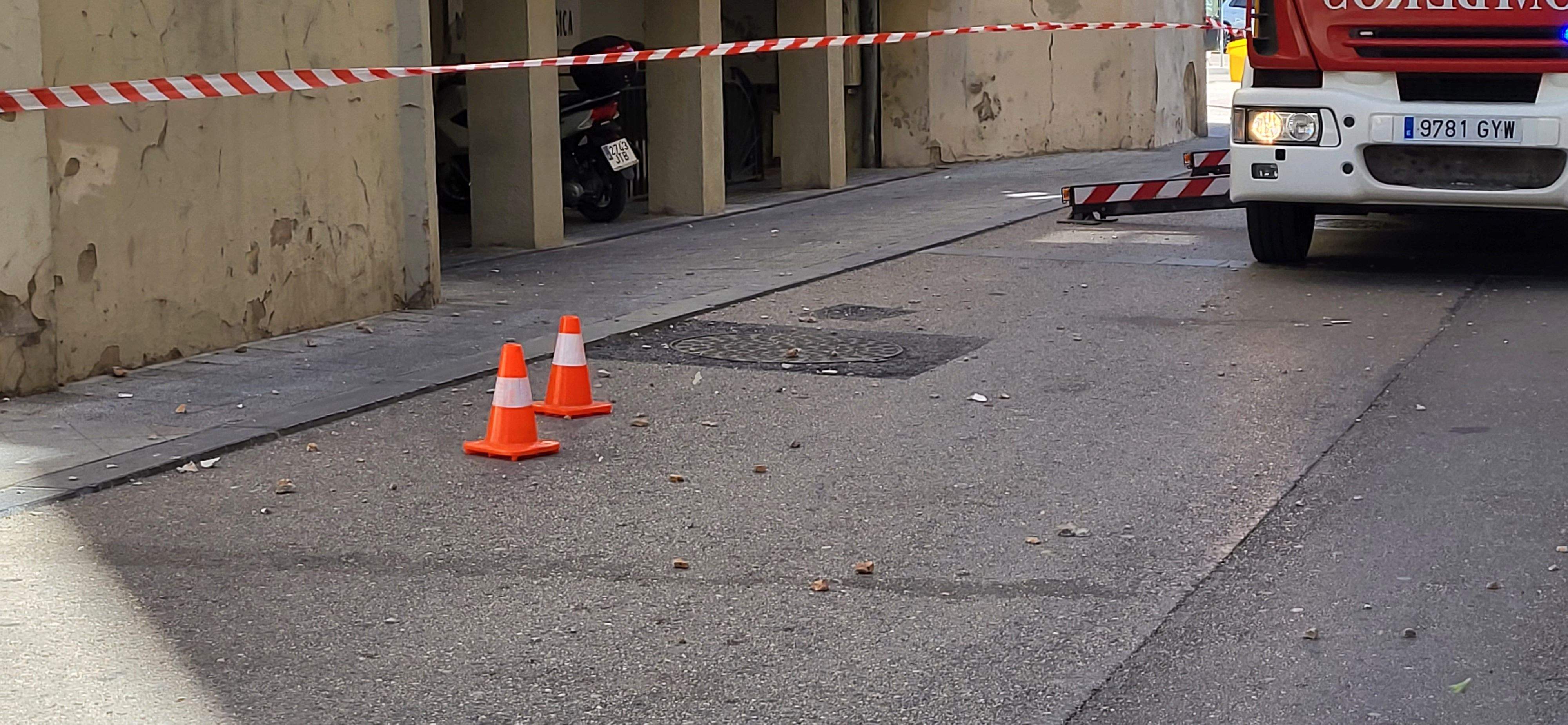 Trabajos de los bomberos en la parte superior de dos torres del Casino de Huesca 