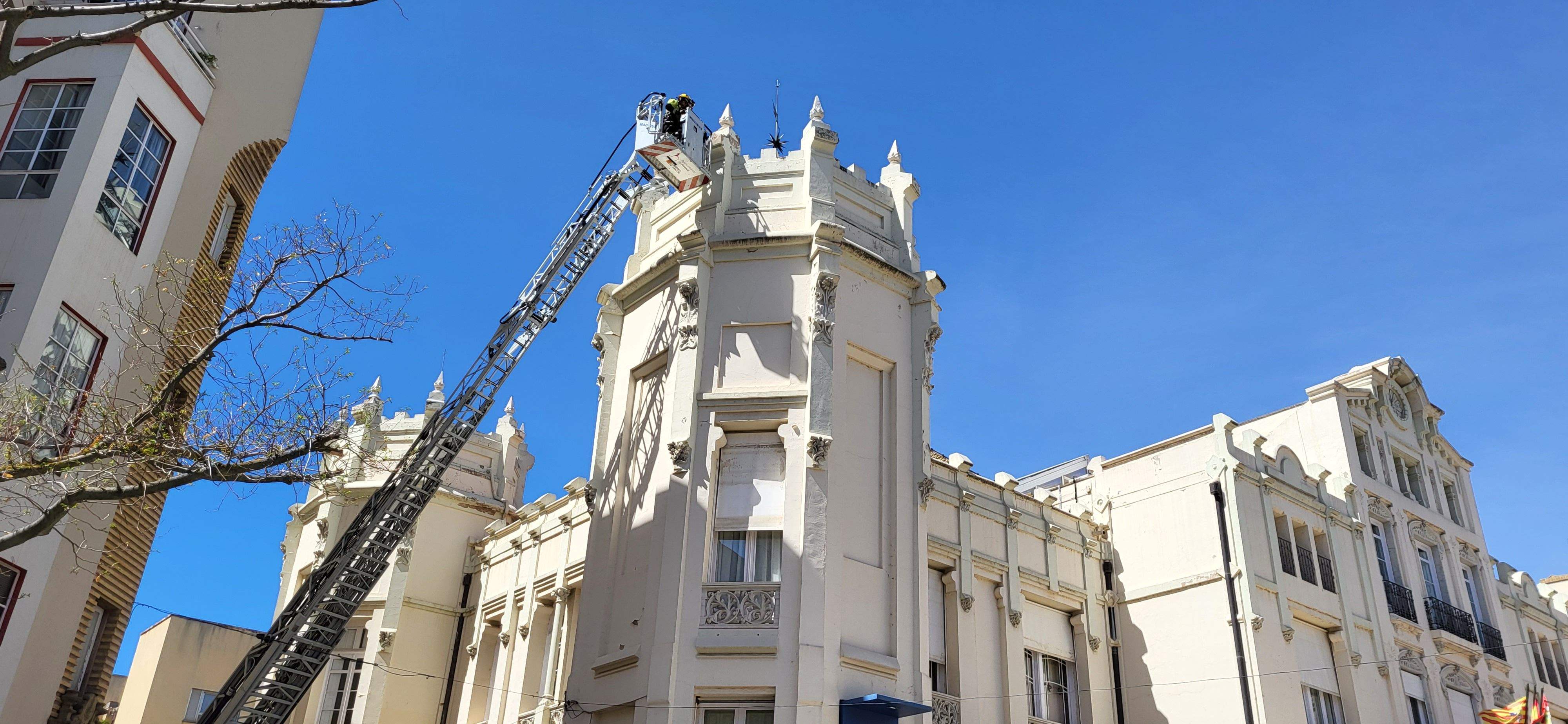 Trabajos de los bomberos en la parte superior de dos torres del Casino de Huesca 