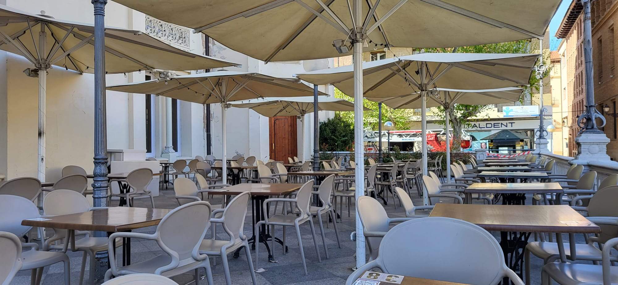 La terraza del Casino se cierra por peligro de caída de cascotes por el viento