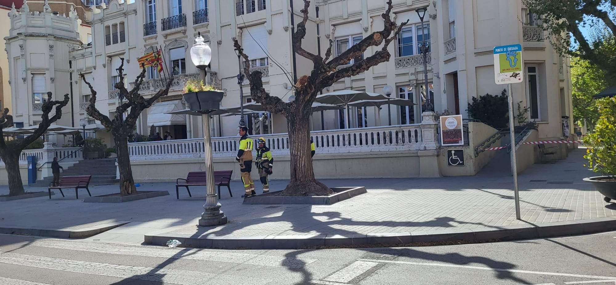 La terraza del Casino se cierra por peligro de caída de cascotes por el viento