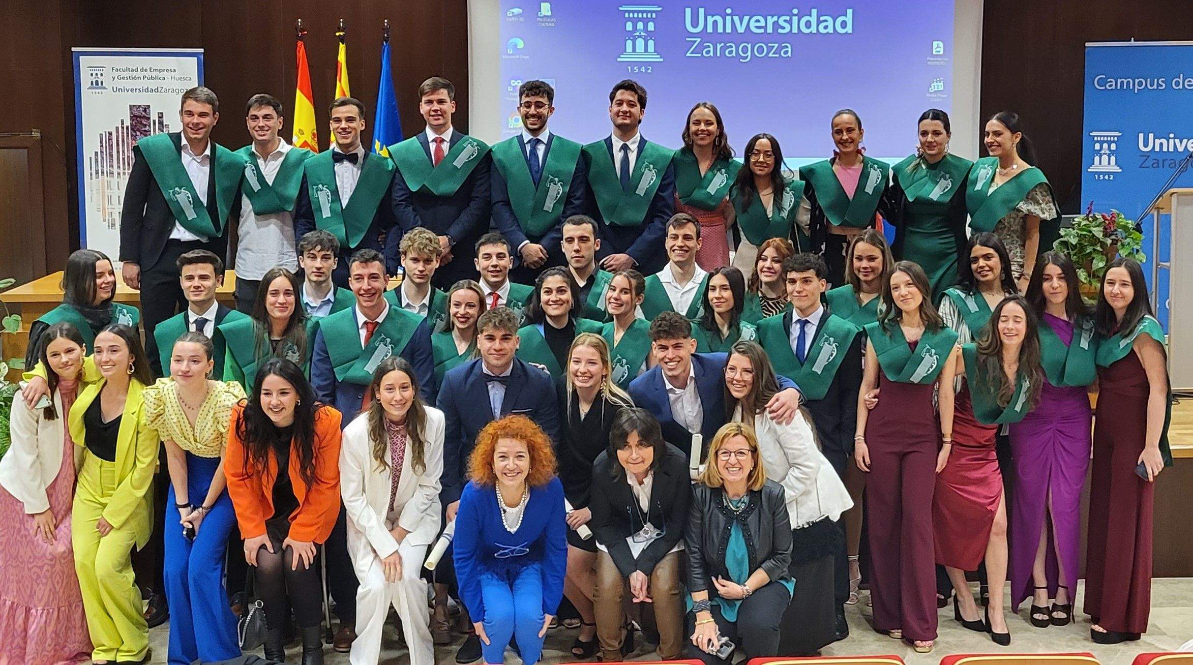 Foto de familia del Colegio Ramón Acín en la Facultad de Empresa este sábado. 