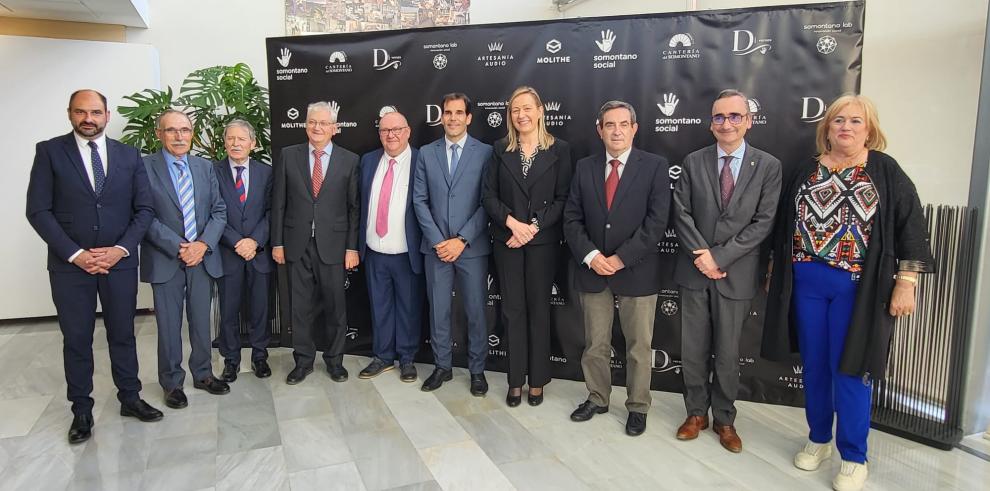 Autoridades presentes en el 25 aniversario de Somontano Social. Foto Gobierno de Aragón