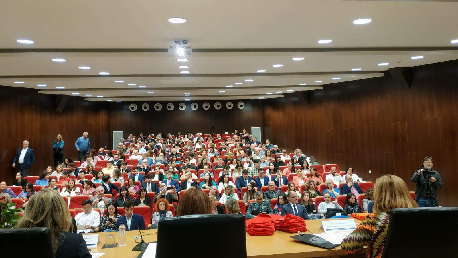 Acto de entrega de becas y reconocimientos en la Facultad de Empresa y Gestión Pública. Foto FEGP