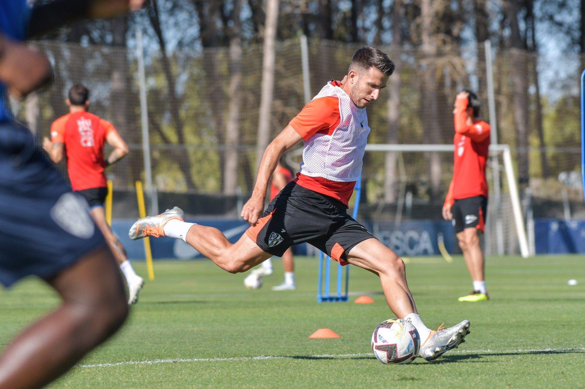 Valentín golpea un balón en el entreno de este lunes. Sin tiempo para lamentarse. Foto: SD Huesca