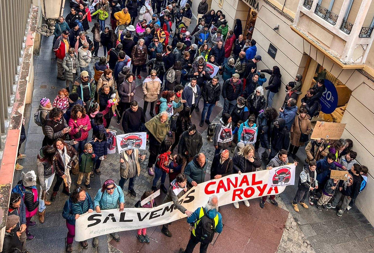 Manifestación celebrada en Jaca en contra de la unión de estaciones por Canal Roya