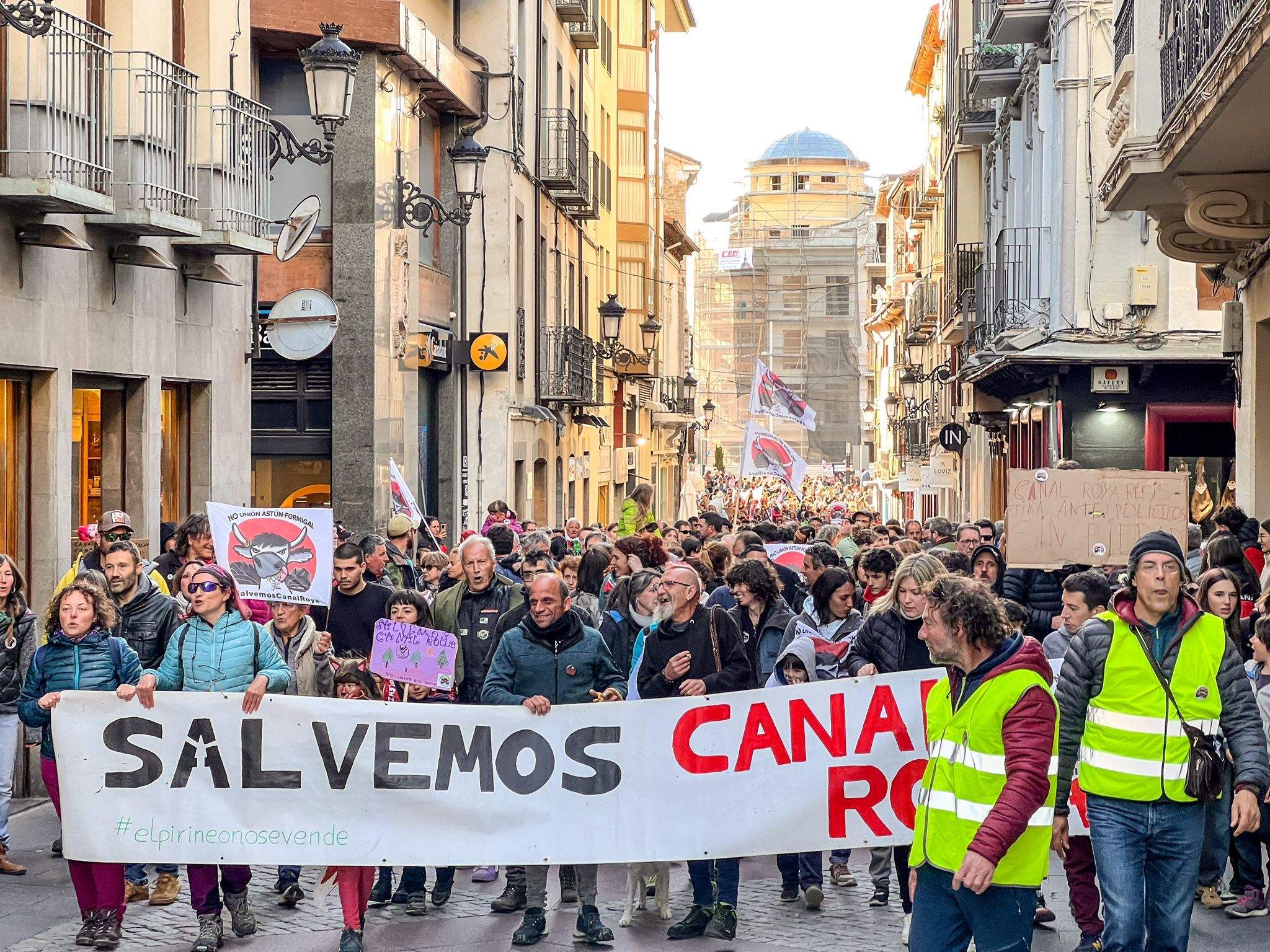 Manifestación celebrada en Jaca en contra de la unión de estaciones por Canal Roya