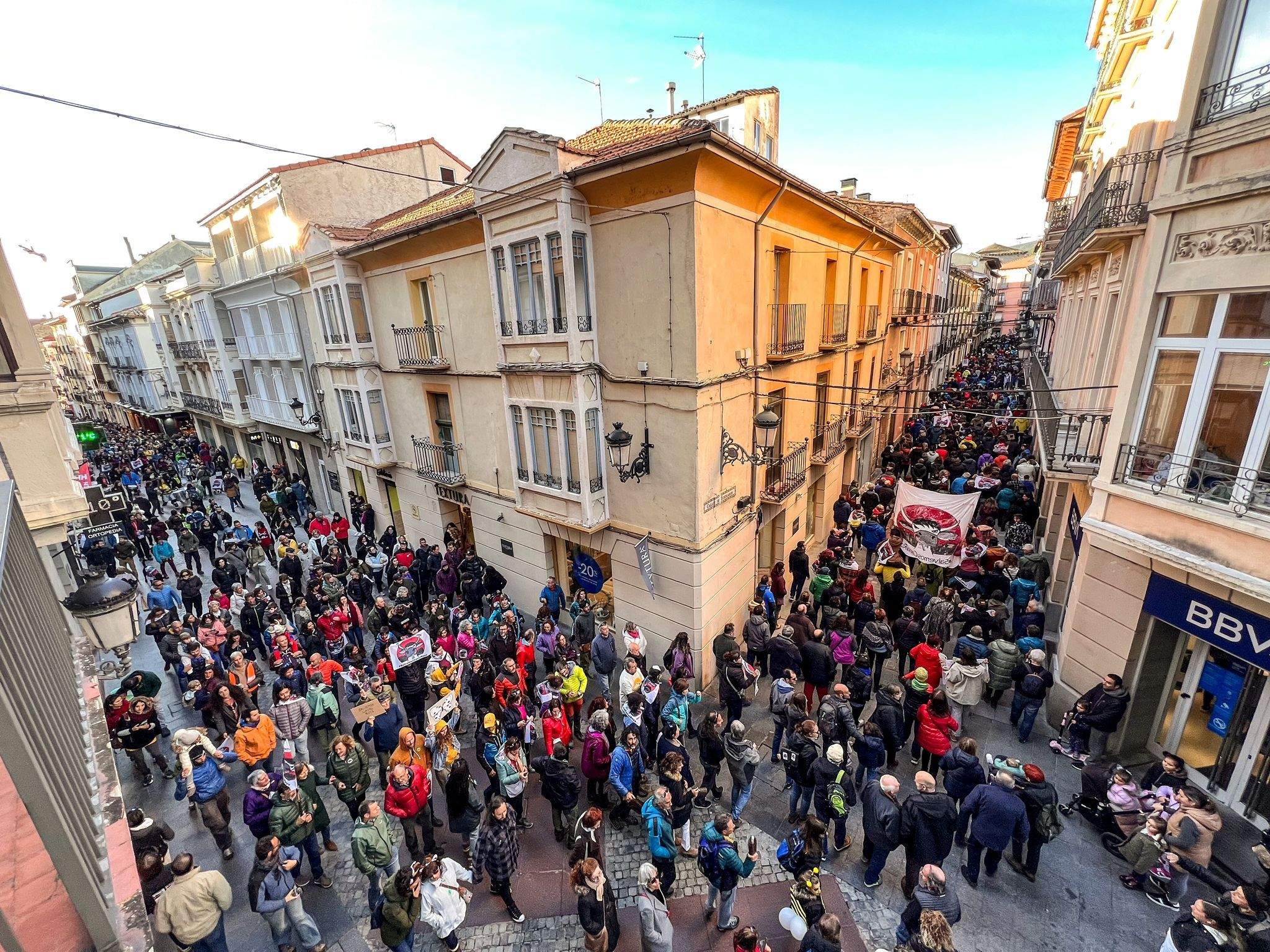 Manifestación celebrada en Jaca en contra de la unión de estaciones por Canal Roya