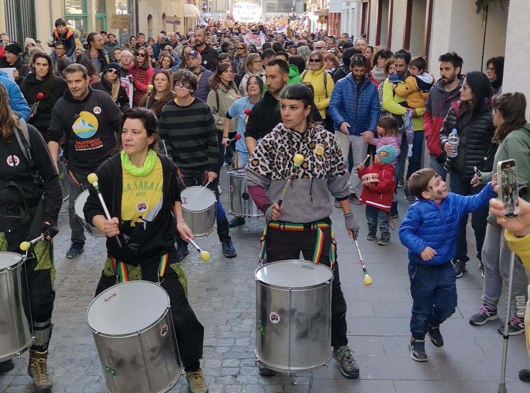 Manifestación celebrada en Jaca en contra de la unión de estaciones por Canal Roya