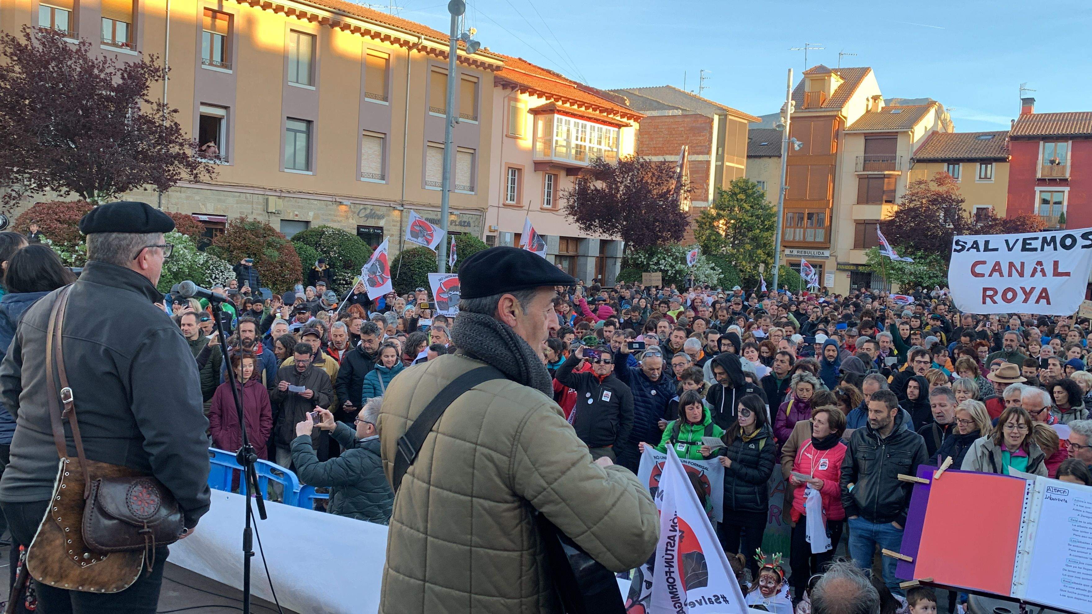 Manifestación celebrada en Jaca en contra de la unión de estaciones por Canal Roya