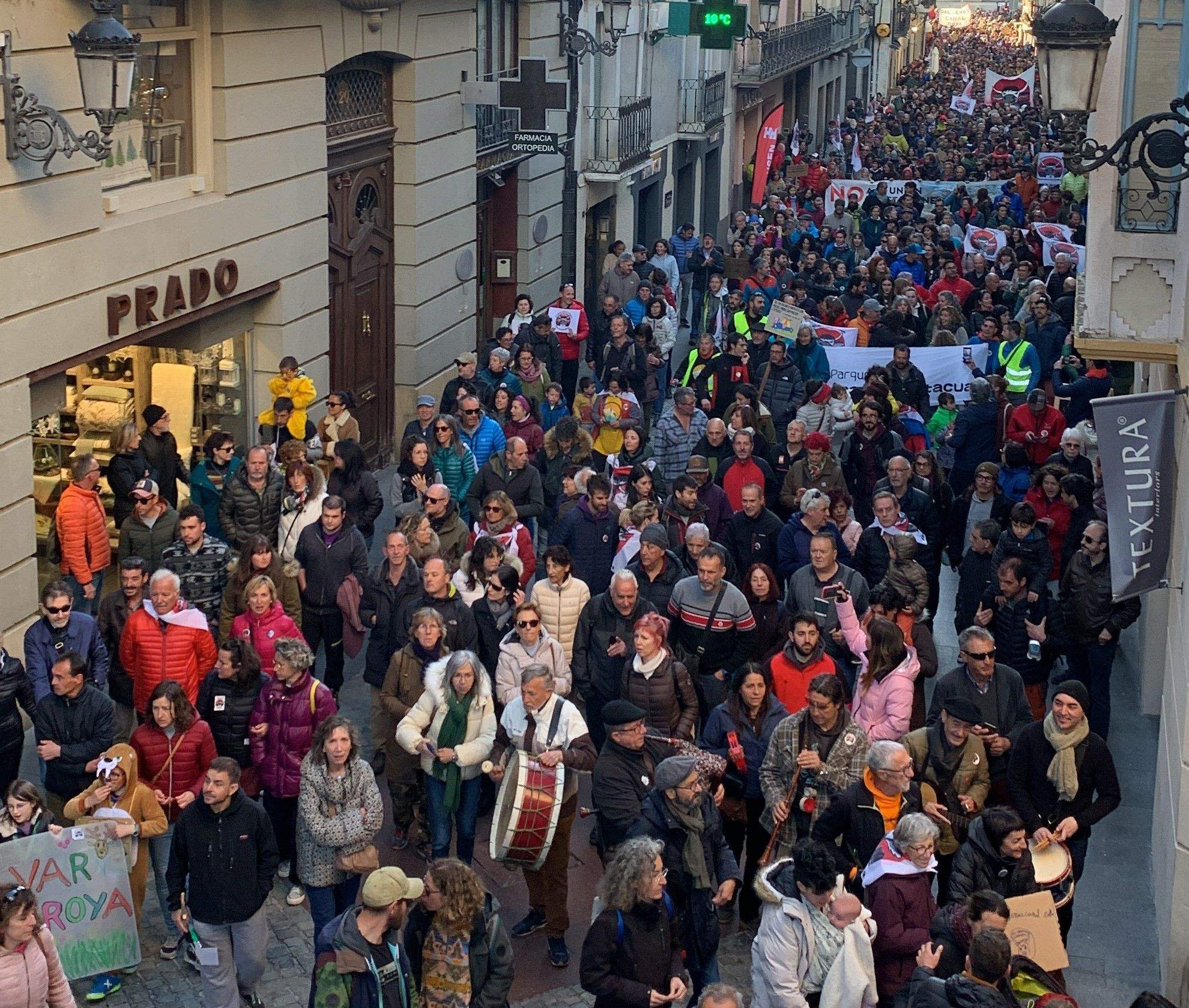 Manifestación celebrada en Jaca en contra de la unión de estaciones por Canal Roya