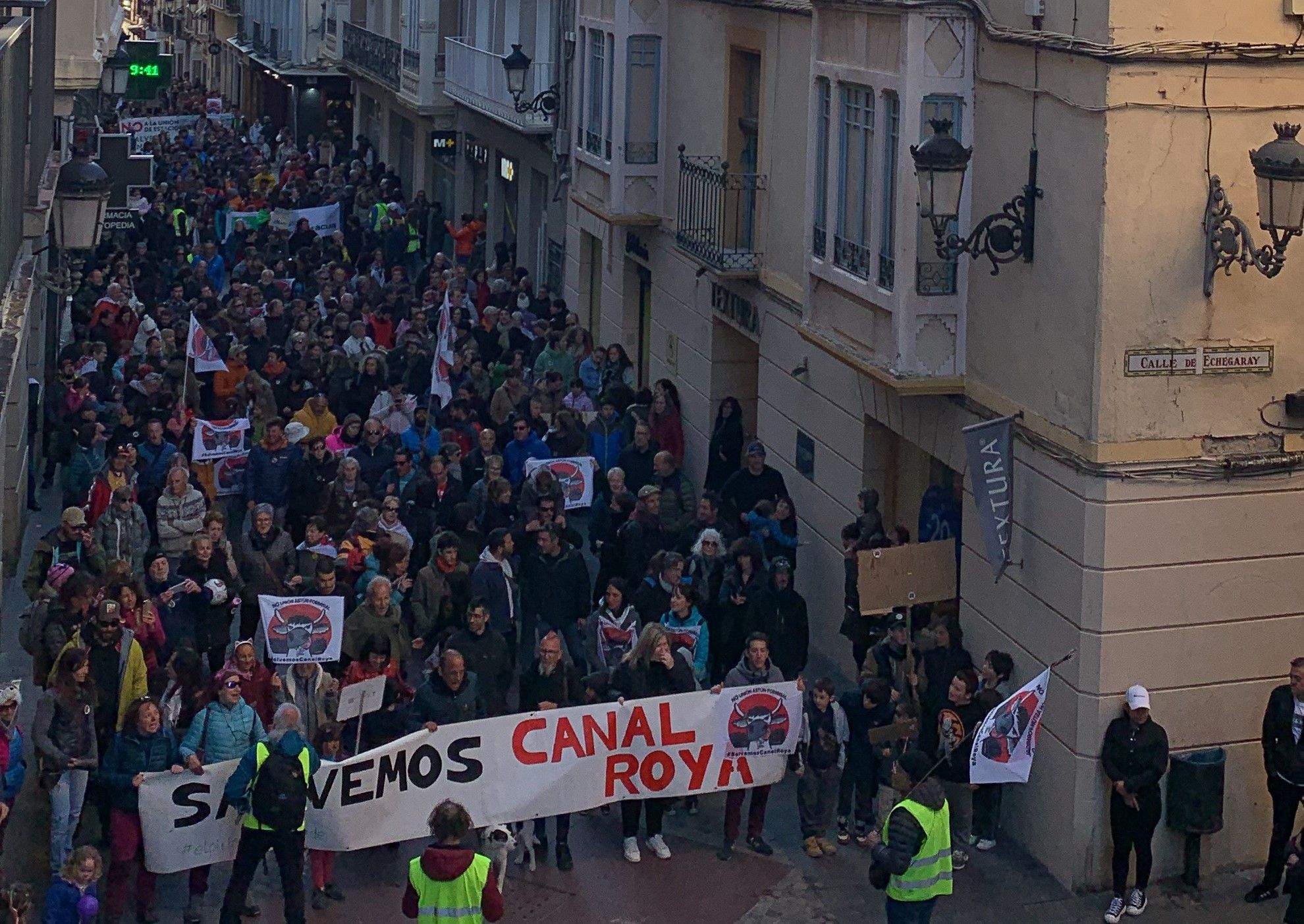 Manifestación celebrada en Jaca en contra de la unión de estaciones por Canal Roya