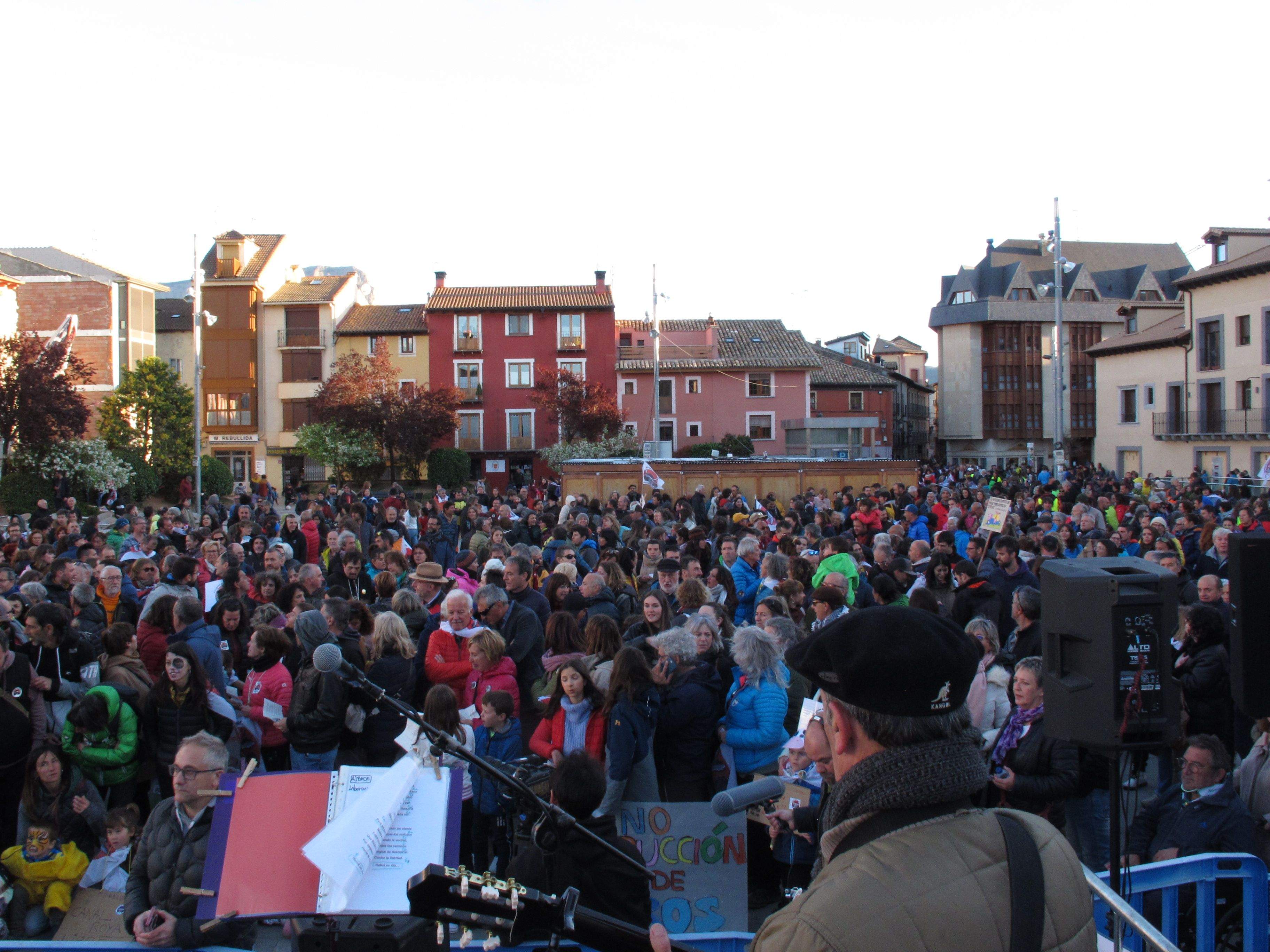 Manifestación celebrada en Jaca en contra de la unión de estaciones por Canal Roya