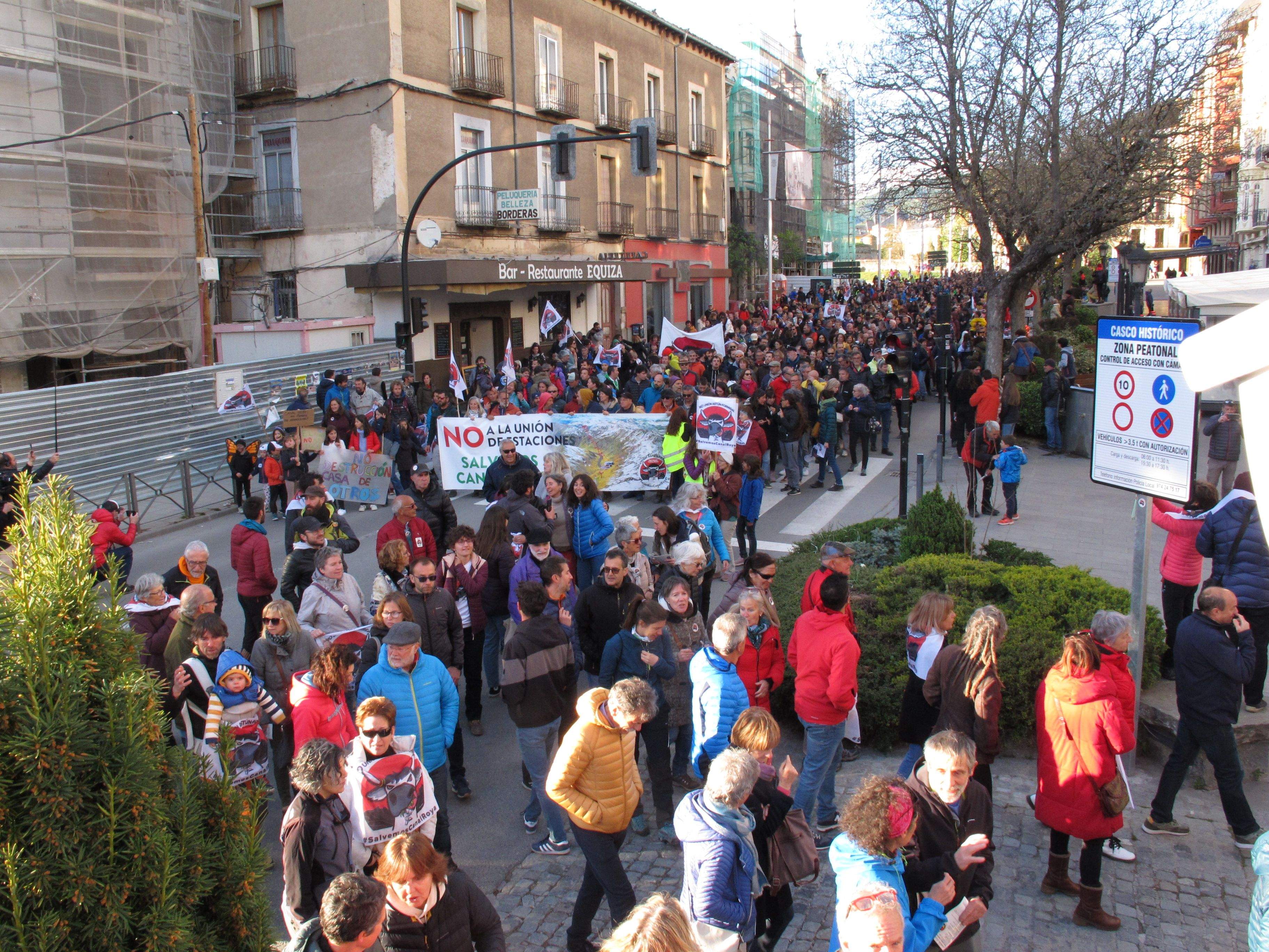 Manifestación celebrada en Jaca en contra de la unión de estaciones por Canal Roya