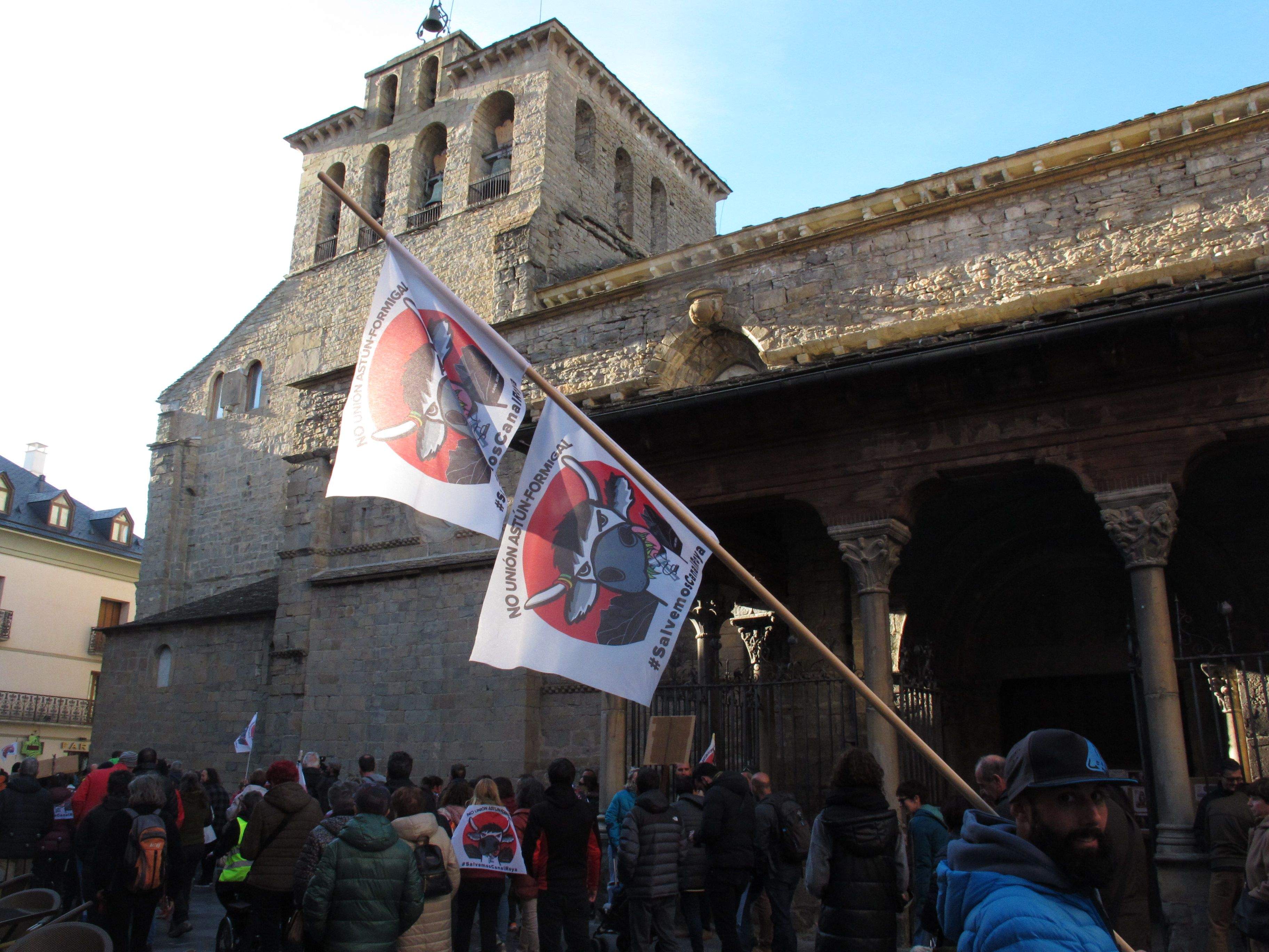 Manifestación celebrada en Jaca en contra de la unión de estaciones por Canal Roya