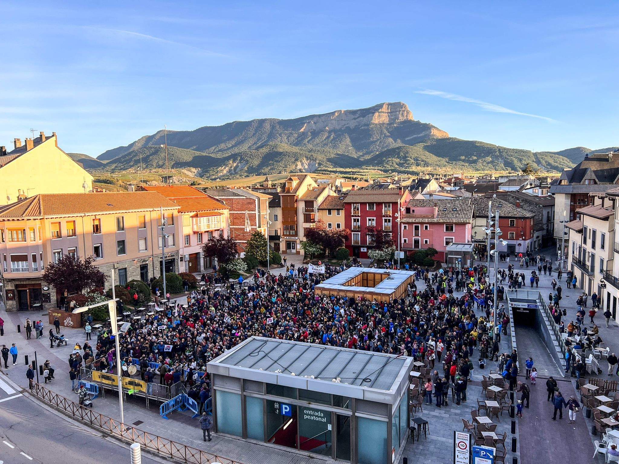 Manifestación celebrada en Jaca en contra de la unión de estaciones por Canal Roya