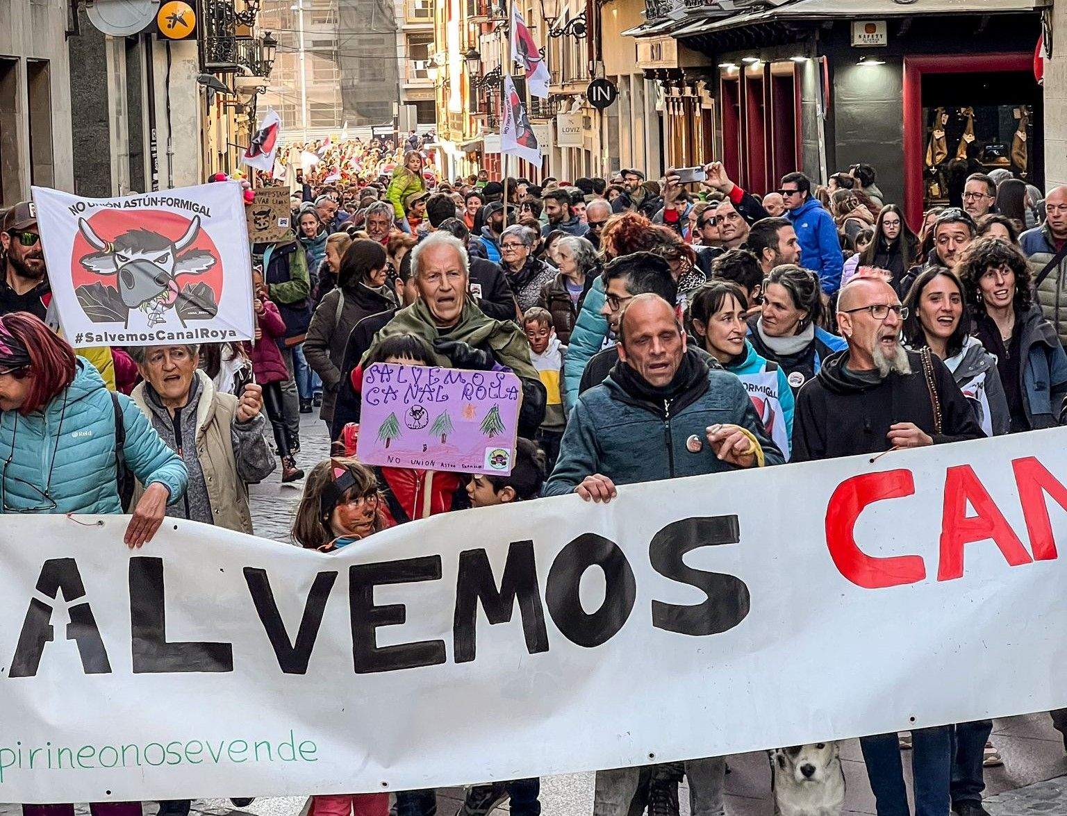 Manifestación celebrada en Jaca en contra de la unión de estaciones por Canal Roya