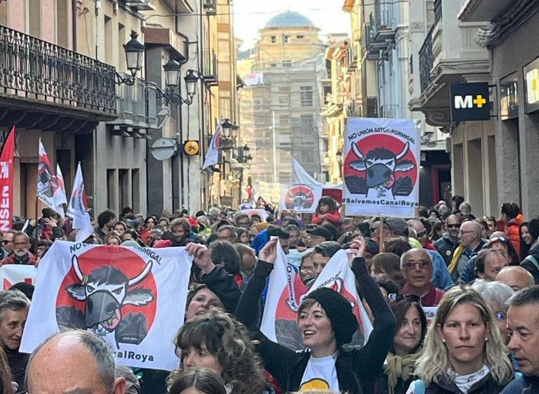 Manifestación celebrada en Jaca en contra de la unión de estaciones por Canal Roya
