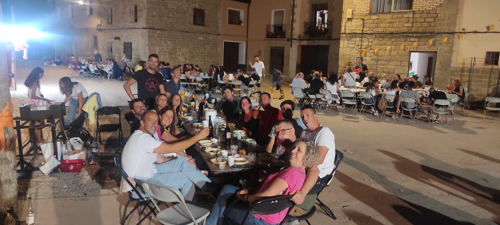 La cena popular del sábado reunió a muchos vecinos y amigos de Biscarrués