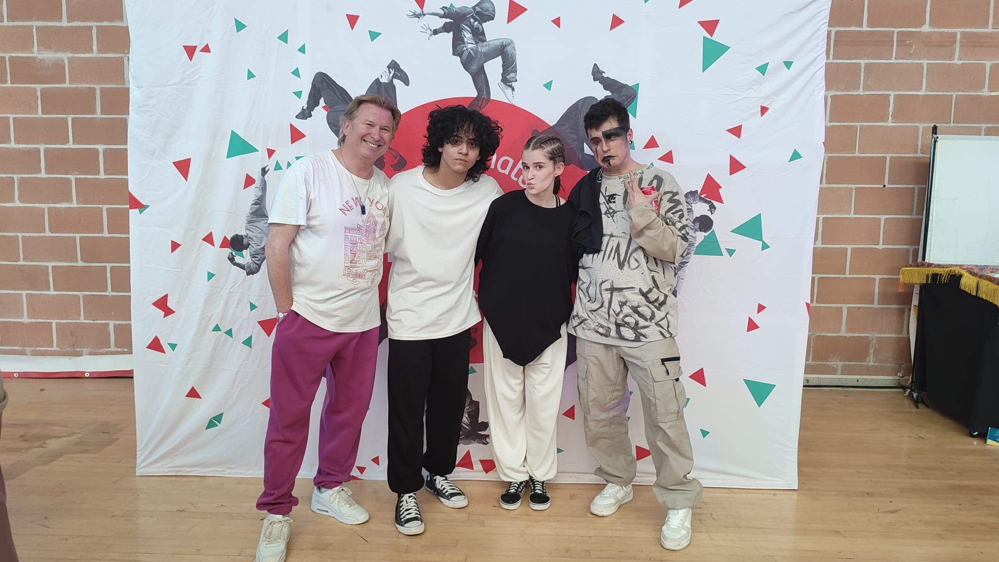 José Espinosa y Juan Bautista, de Espacio Danza Huesca, con los campeones en parejas