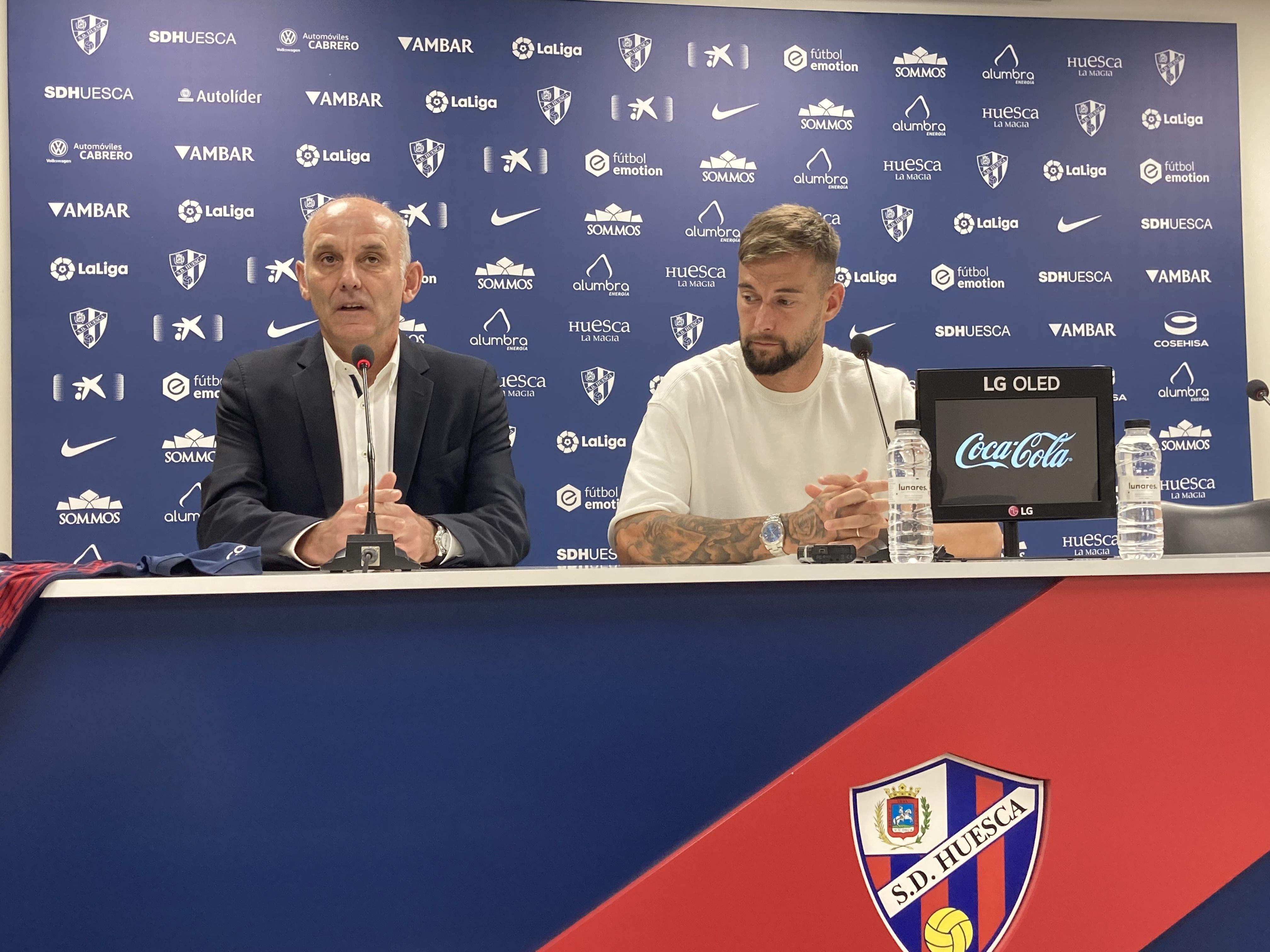 Ángel Martín González, director de la SD Huesca, en la presentación de Carrillo. Foto: Adrián Mora