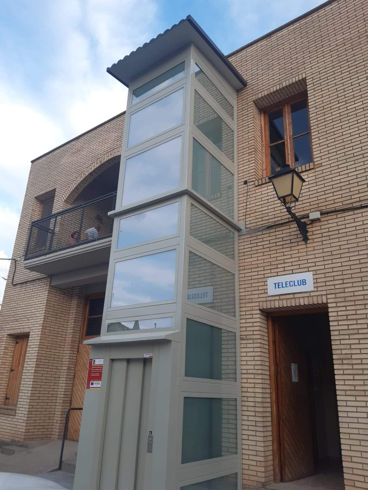 Edificio municipal con el ascensor que sube hasta la zona de tienda y bar.