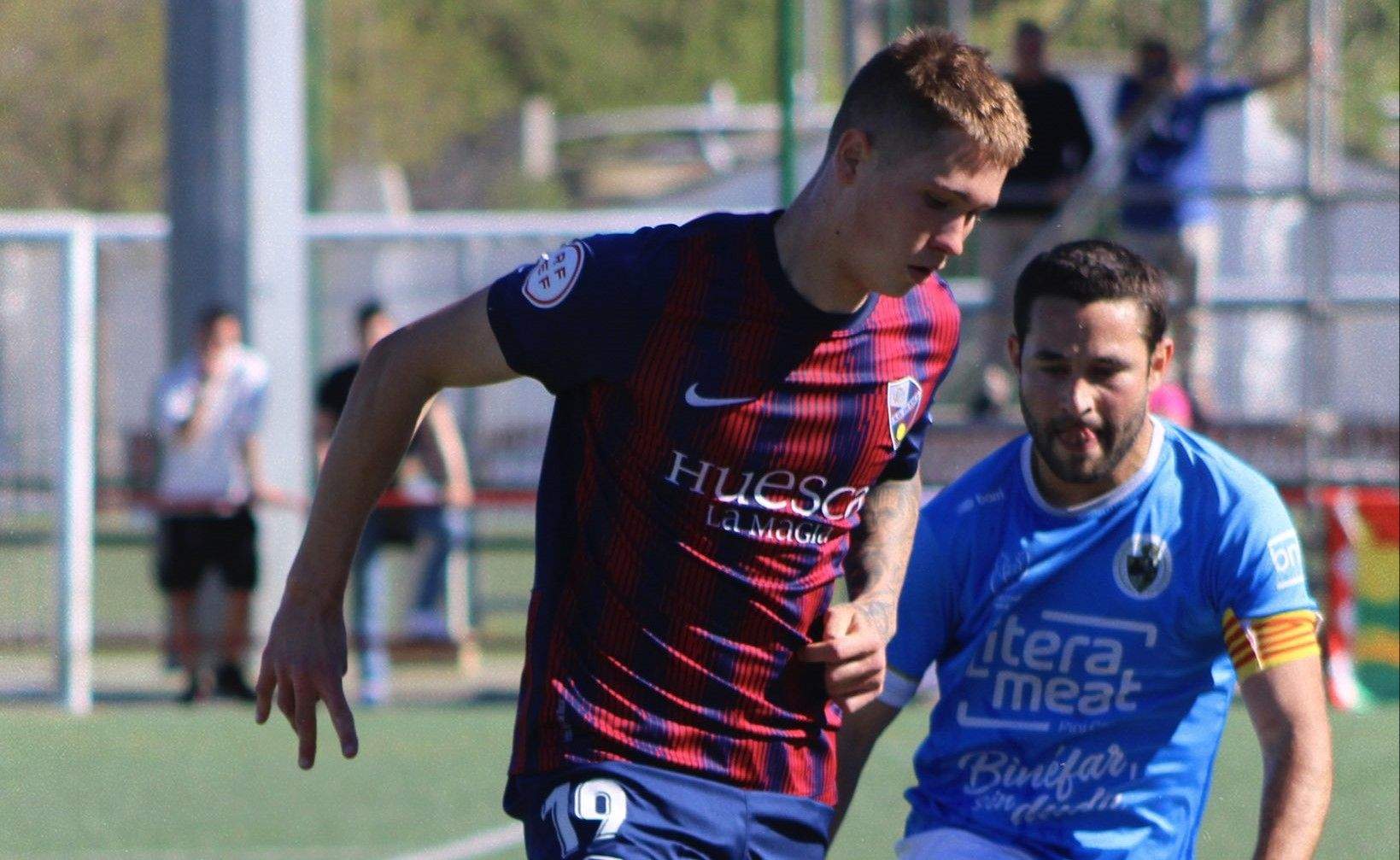 Diego Aznar, goleador en la tarde de este domingo para el Huesca B, controla un balón ante Chicho, jugador del Binéfar. Foto: SD Huesca B