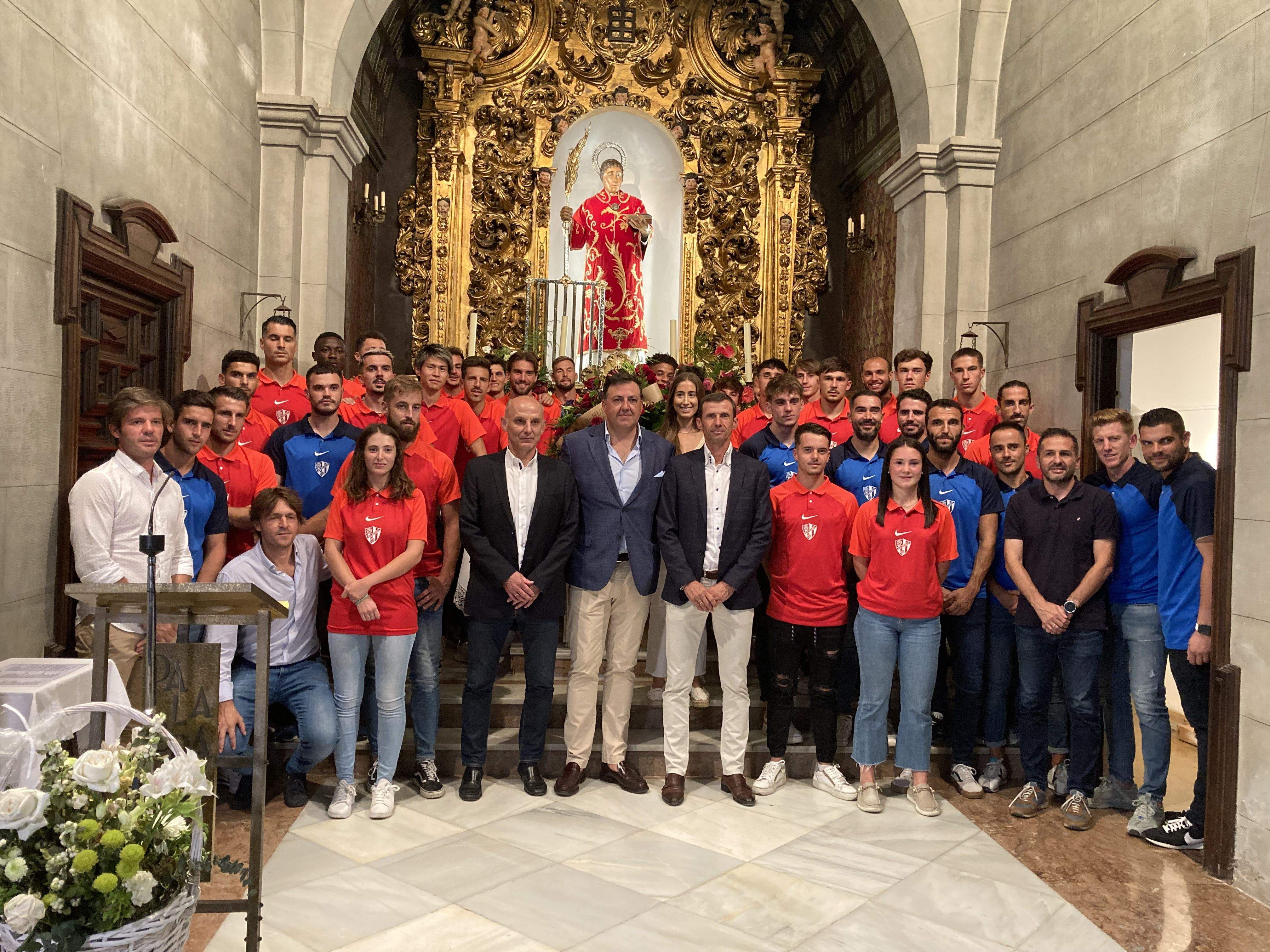 Foto de familia en la ofrenda a San Lorenzo. Foto: Adrián Mora