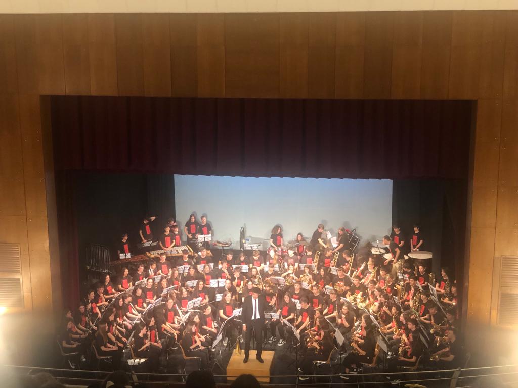 El director, José Vicente Pardo Bellido, saluda al público con los alumnos. Foto Miguel Ángel Otín