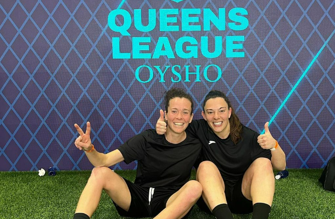 Nuria Mallada, a la izquierda sonriente, posa con una compañera en las pruebas de la Queens League.