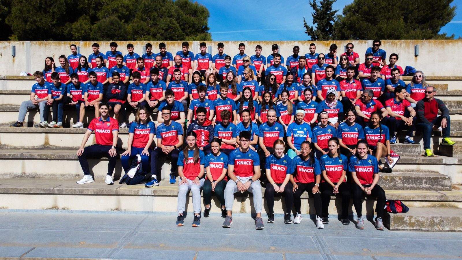 Foto de familia en las gradas de las pistas de atletismo.