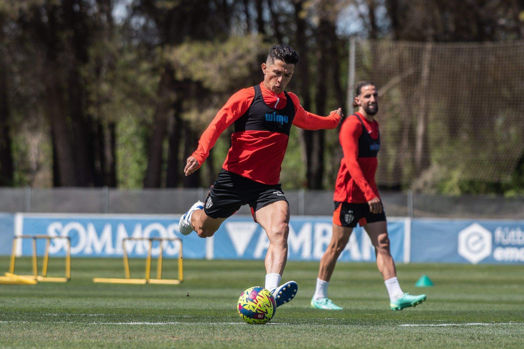 Juanjo Nieto golpea un balón durante un entrenamiento. Foto: SD Huesca