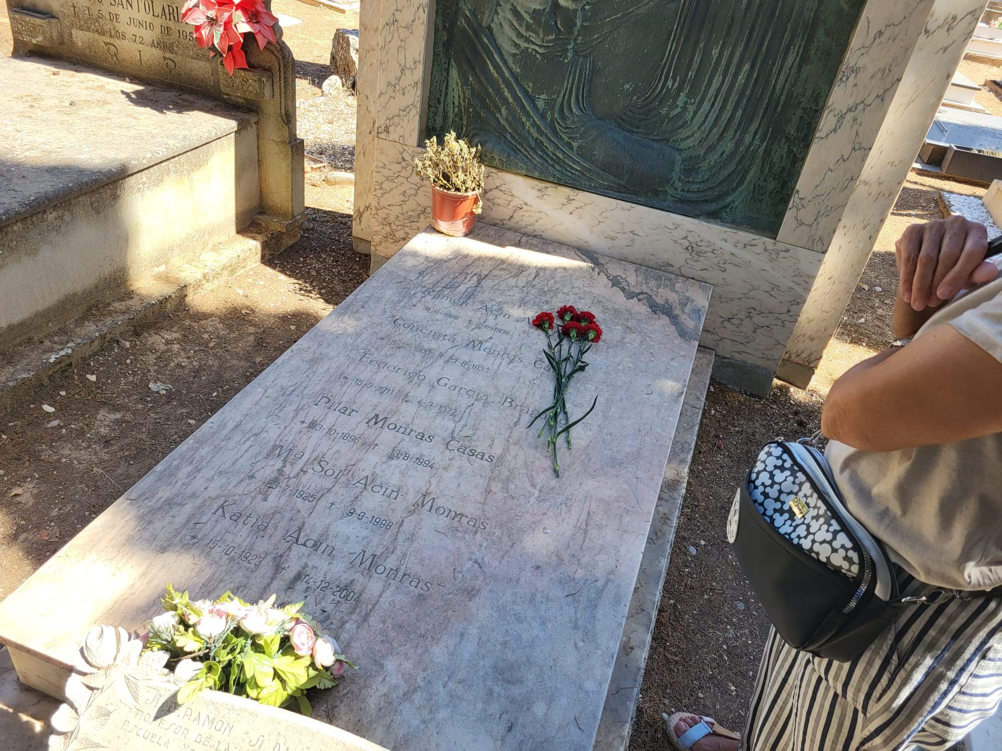 Tumba donde están enterrados Conchita Monrás y Ramón Acín. Foto Myriam Martínez