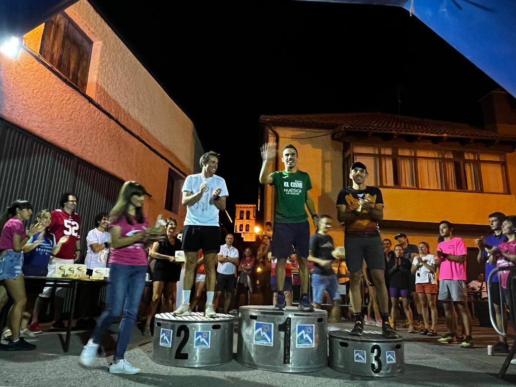 Podio absoluto masculino. Gran ambiente en una prueba que coronó a Alberto Puyuelo y Laura Esparza y que rindió homenaje al atleta local Domingo Abarca. Foto: Deporte Cantera Sabiñánigo