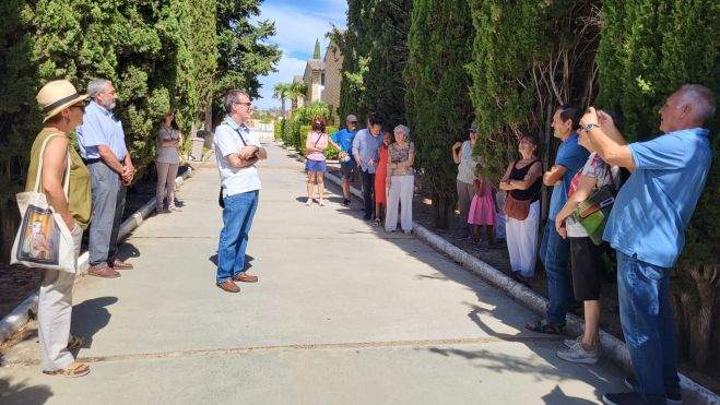 Victor Juan se dirige a los asistentes durante la visita al cementerio civil. Foto Myriam Martínez Victor Juan se dirige a los asistentes durante la visita al cementerio civil. Foto Myriam Martínez