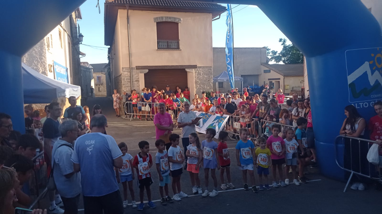 Carreras infantiles en el cross de Senegüé. Foto Deporte Cantera Sabiñánigo.