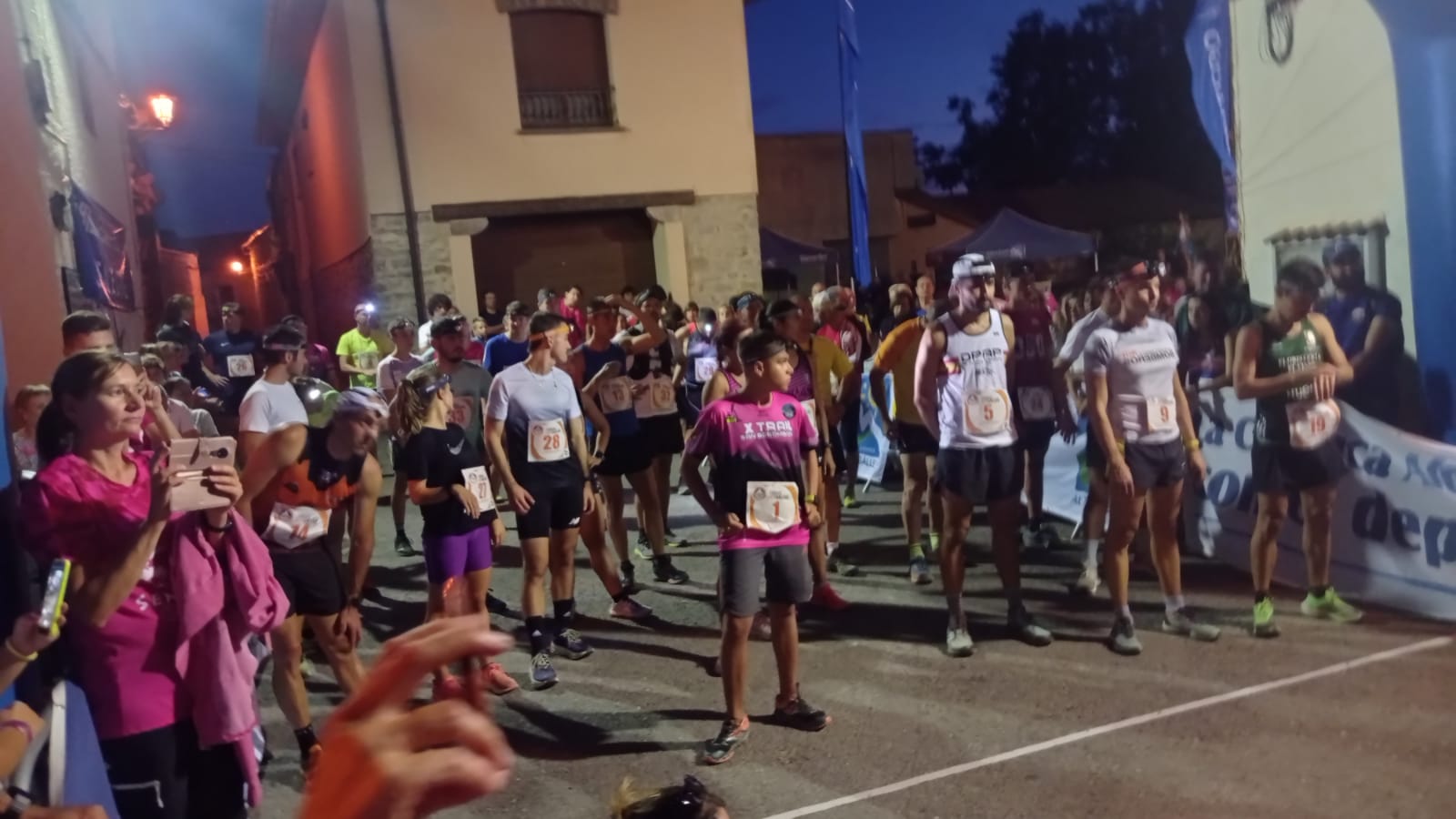 Preparados para salir en la prueba absoluta. Foto Deporte Cantera Sabiñánigo.