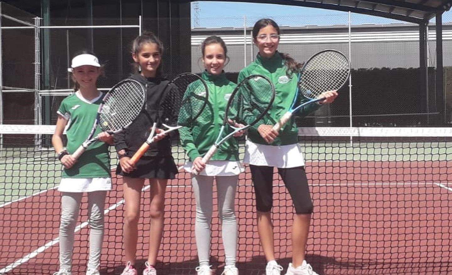 Equipo alevín del Tenis Osca formado por Sara Houghton, Carlota Muñoz, Ines Almudévar y Lucia Pelegrí. 