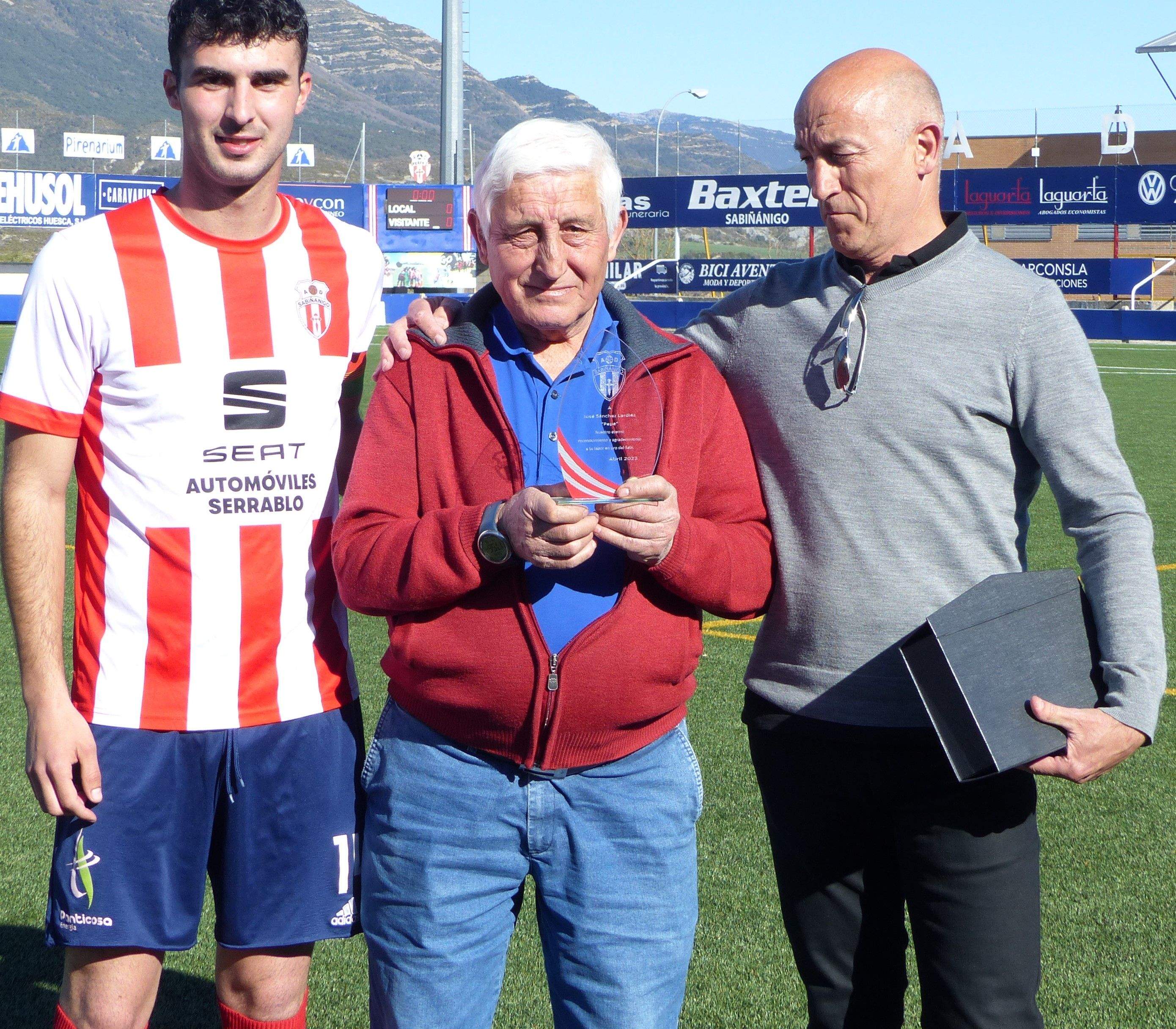 Pepe Sánchez, con Héctor Alcoba y Fernando Sánchez en el momento del homenaje. Foto Andrés Alcaraz (Deporte Cantera Sabiñánigo)