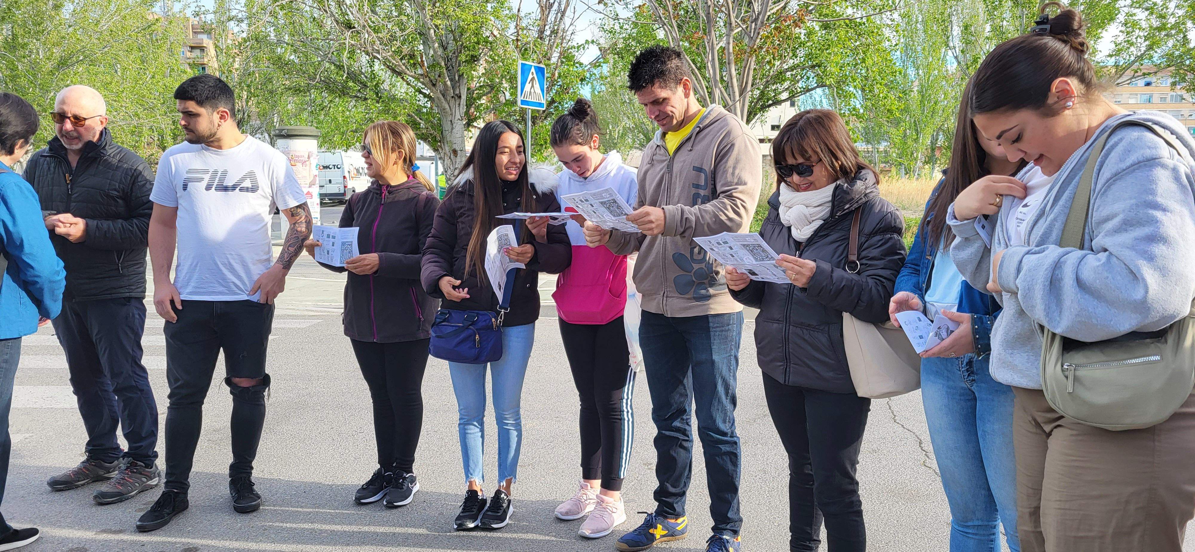 Marcha senderista del Camino de Santiago a su paso por Huesca. Foto Myriam Martínez