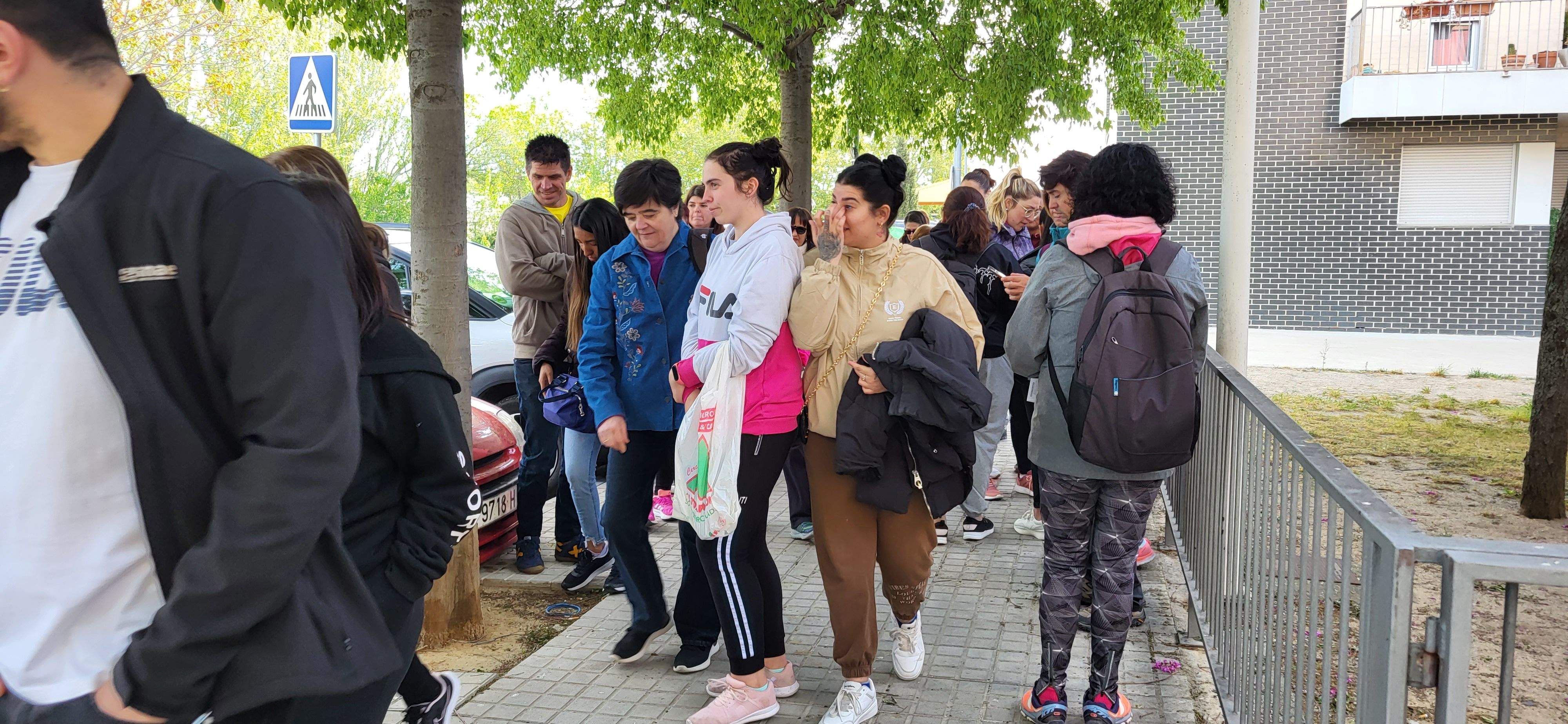 Marcha senderista del Camino de Santiago a su paso por Huesca. Foto Myriam Martínez